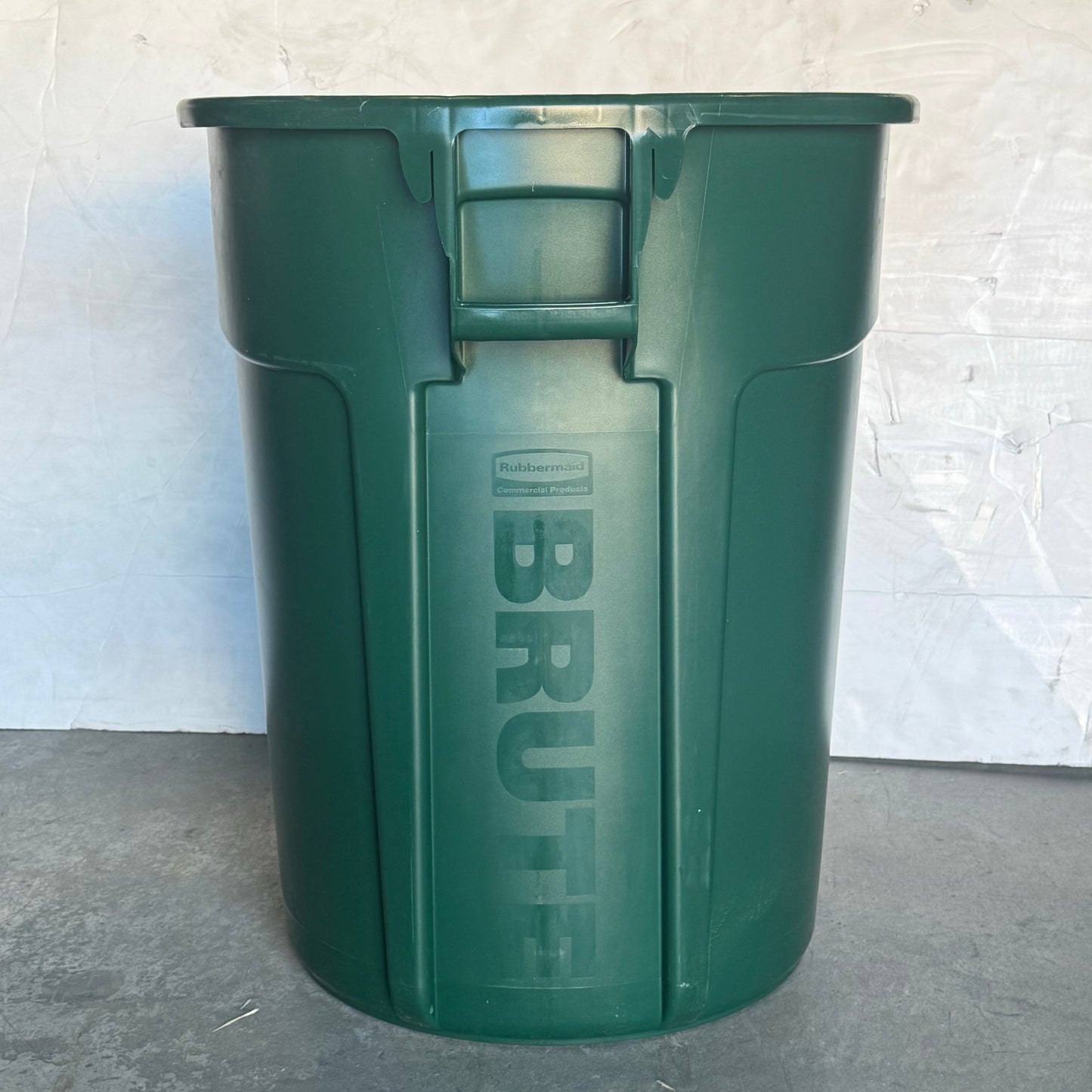 ZA@ BRUTE RUBBERMAID Green Garbage 55Gal Sz 33”Hx25.5”D (New) B