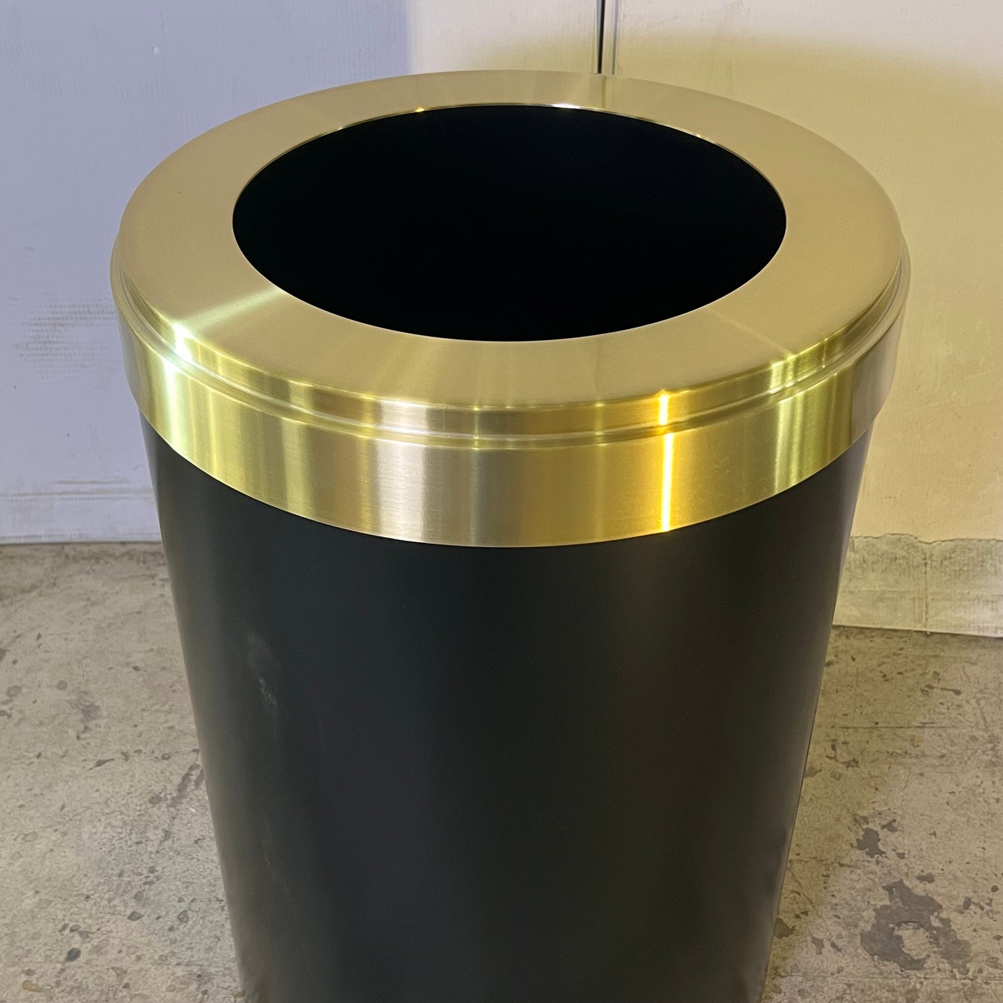 CLARO 35 Gal Metal Trash Can Sz 20"D x 30"H Black