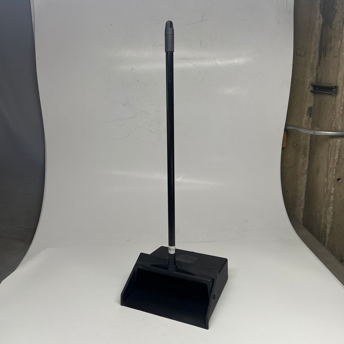 CARLISLE Duo Pan Upright Dust Pan Pivoting W/ Low Profile Edge 30" Blk 36141003