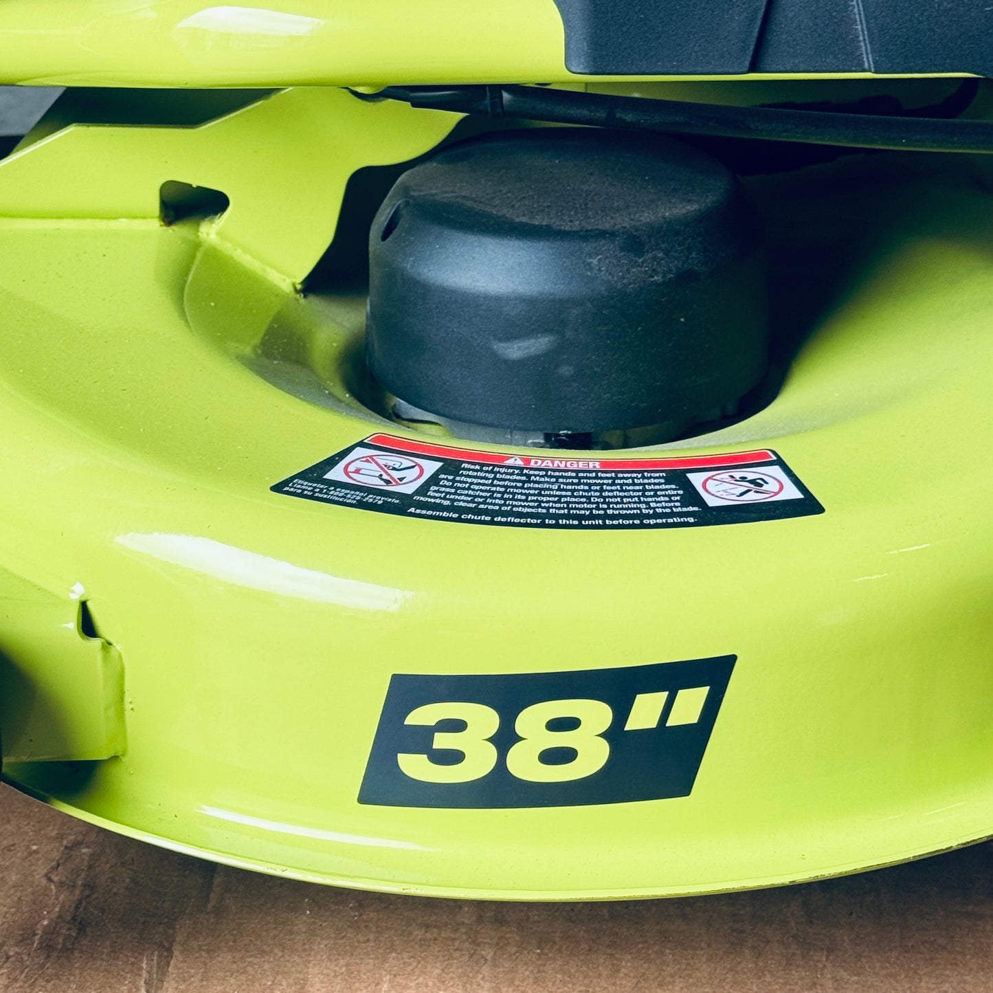 ZA@ RYOBI RYOBI 48V Brushless 38 in. 100 Ah Battery Electric Rear Engine Riding Lawn Mower Sz 64”Lx44”Hx41”W, Green & Black Color (AS-IS, Dinged Steering Wheel)