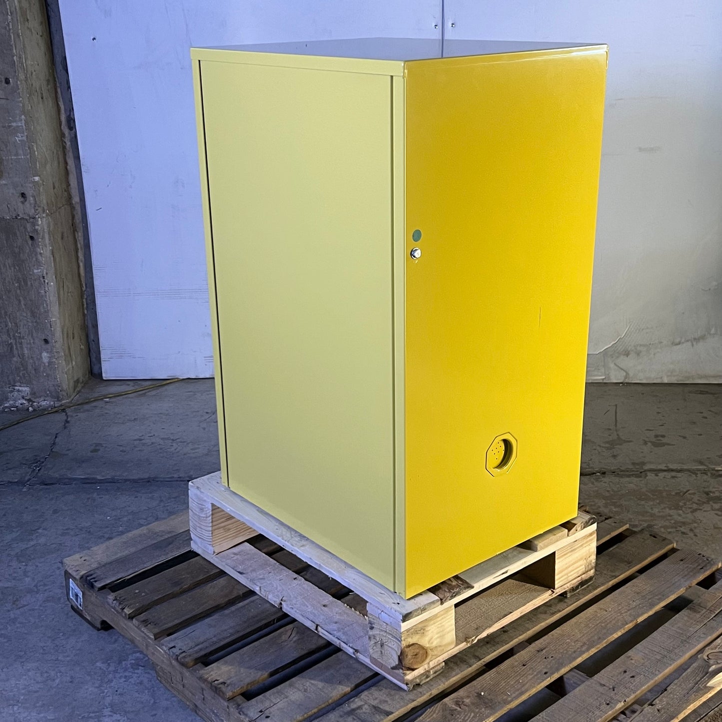 ZA@ SECURALL Safety Cabinet for Flammables W/ Self-Latch Standard Door (New Other, Minor Striping)