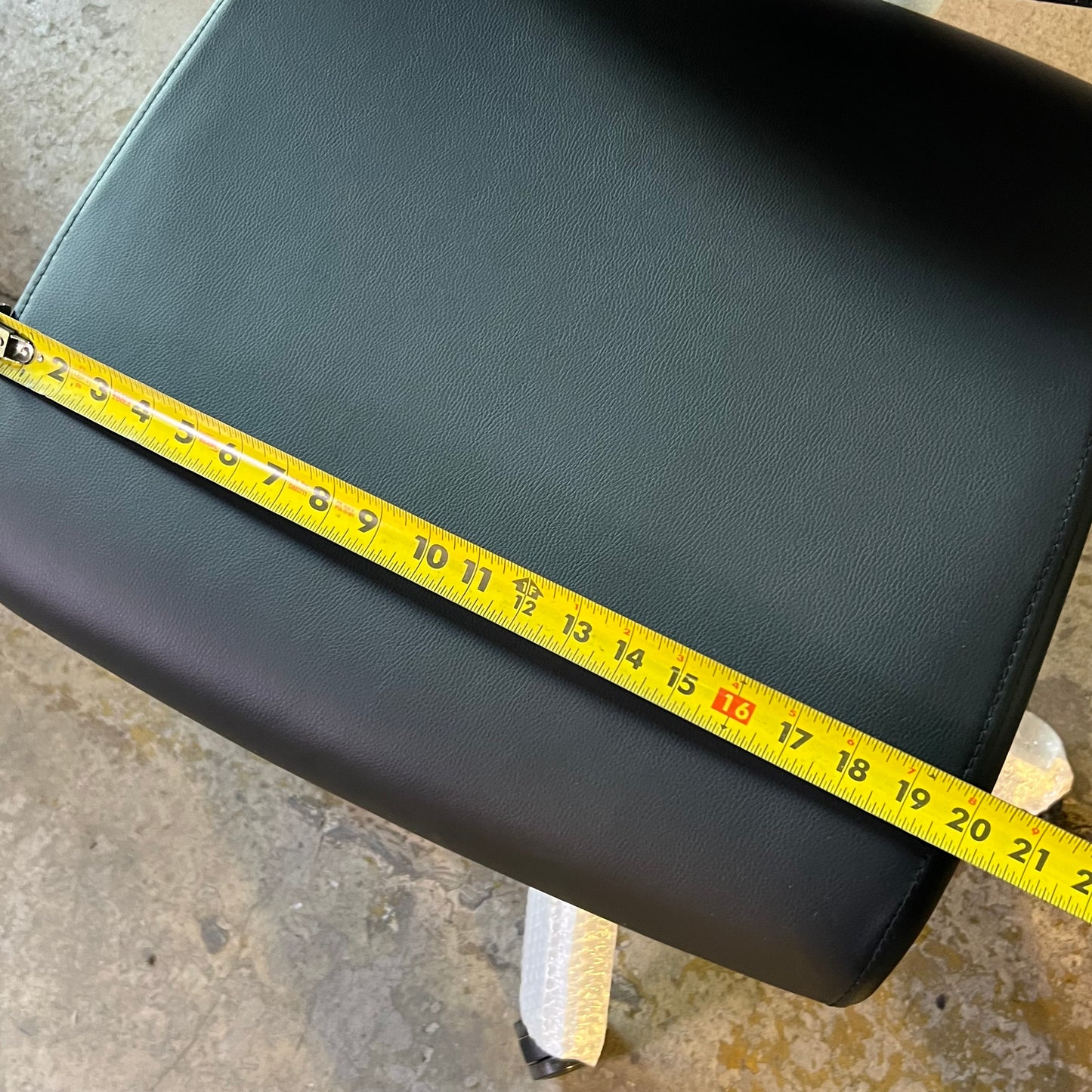 UNIVERSAL Task Chair Sz 42"H x 20"W x 18"L, Black 3X-8000367-I REV 250