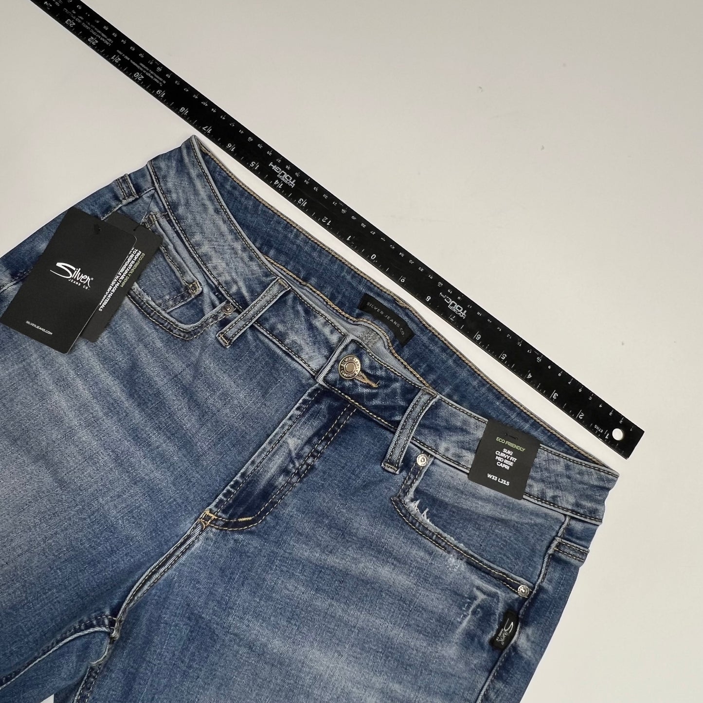 SILVER JEANS CO Suki Curvy Fit Mid Rise Capri Women's Sz 33/23.5 Light Wash