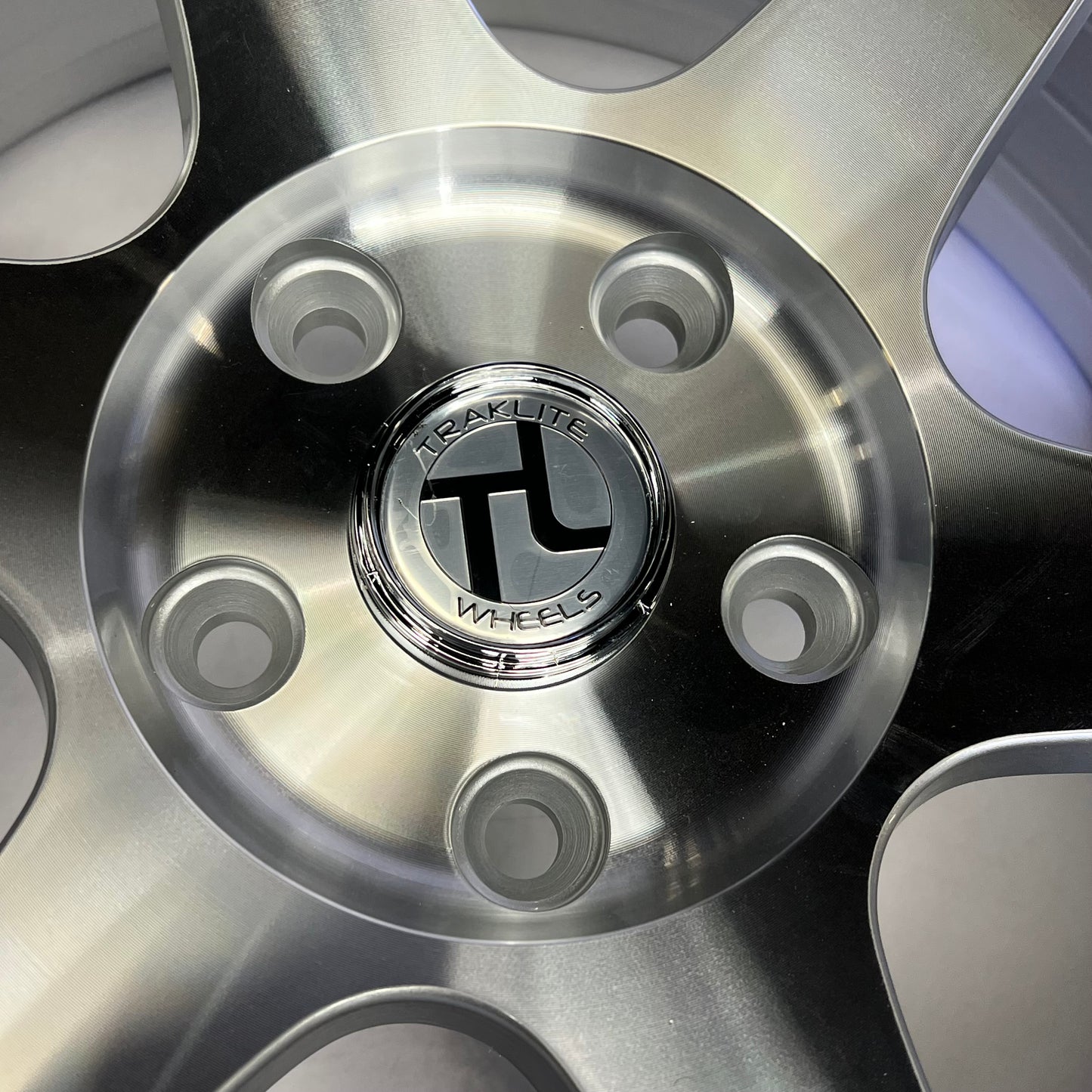TRAKLITE Alloy Wheel Remanufactured 18x8 5x114.3 ET40 73.1 Hub Silver 657 HC1473-1