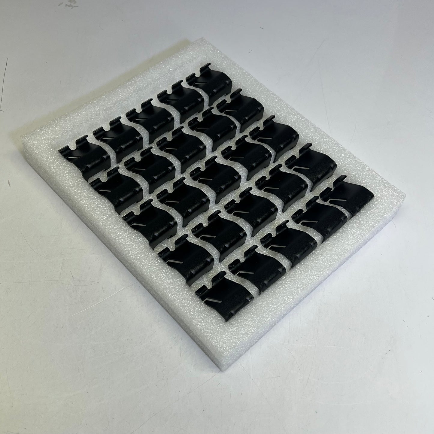 EATON (50 PACK) Tripp Lite Series Ceiling Hanging Clips for Trays SRWBUNVCLIP