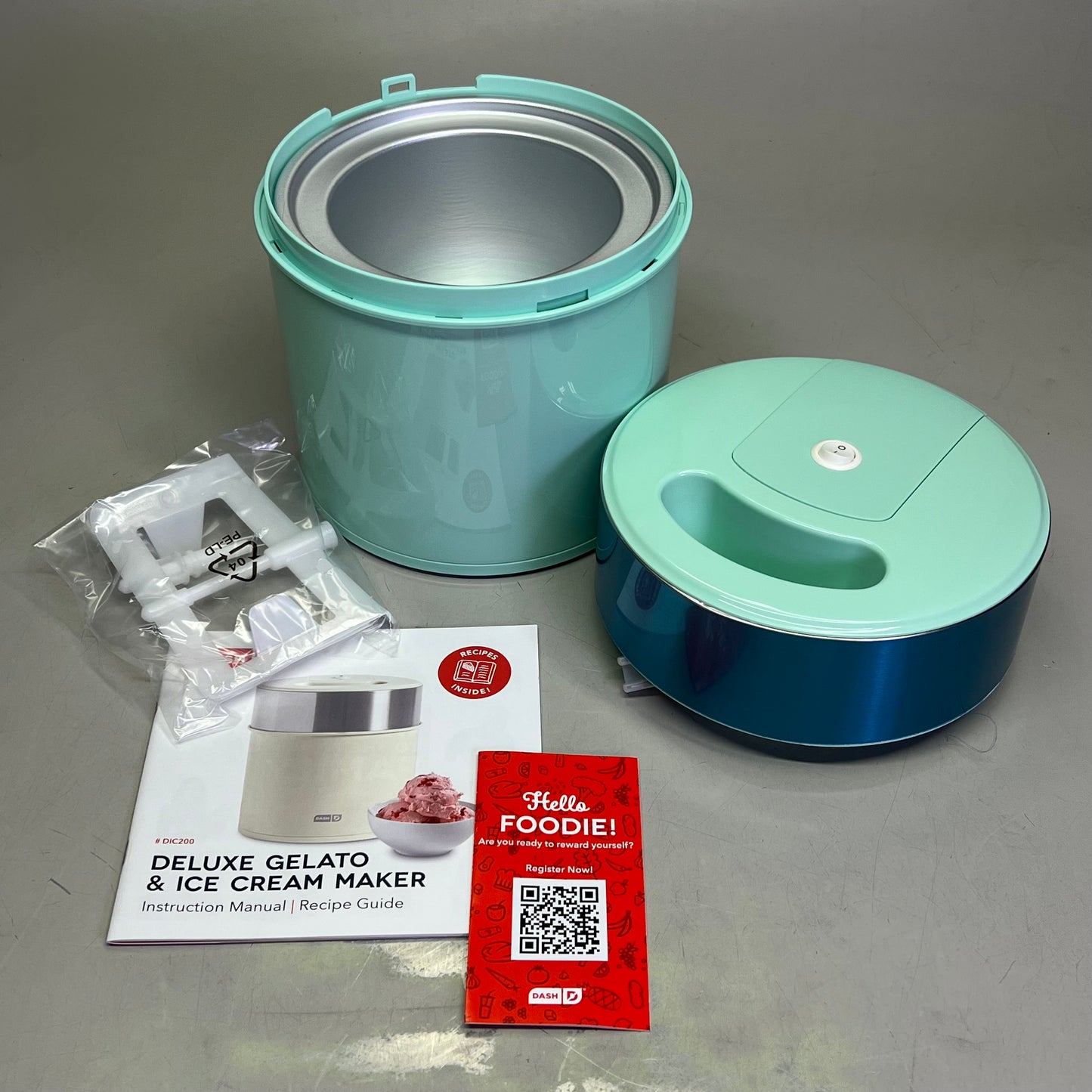 DASH Family Size Deluxe Gelato & Ice Cream Maker Makes 4 Pints Aqua DIC200GBAQ04