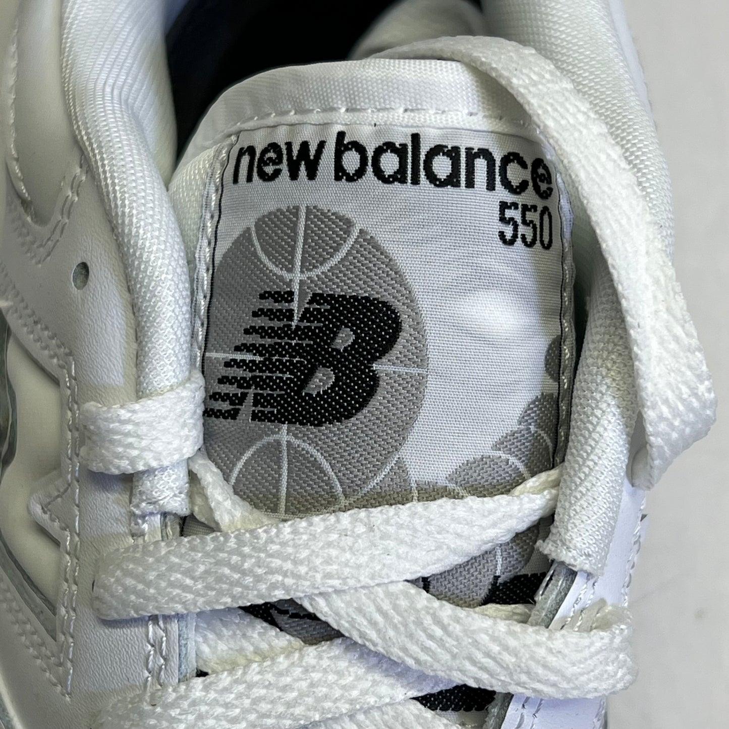 NEW BALANCE  Bb550 Low Top Basketball Sneaker Men's Sz 8.5 White XBB550PB1