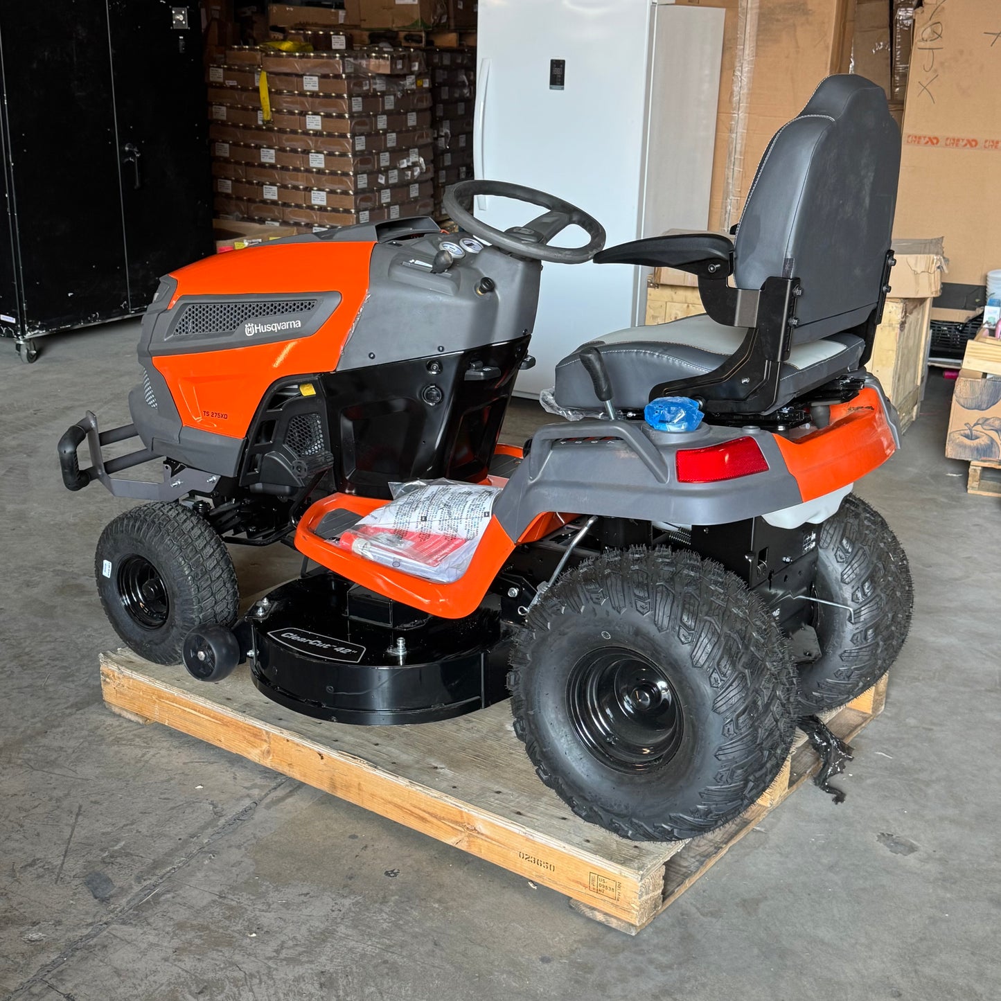 ZA@ HUSQVARNA (42") 23HP Kawasaki Lawn Tractor w/ Locking Differential TS275XD (New Damaged, Riding Lawn Mower with Bent Rear Wheel/Axle – For Repair)