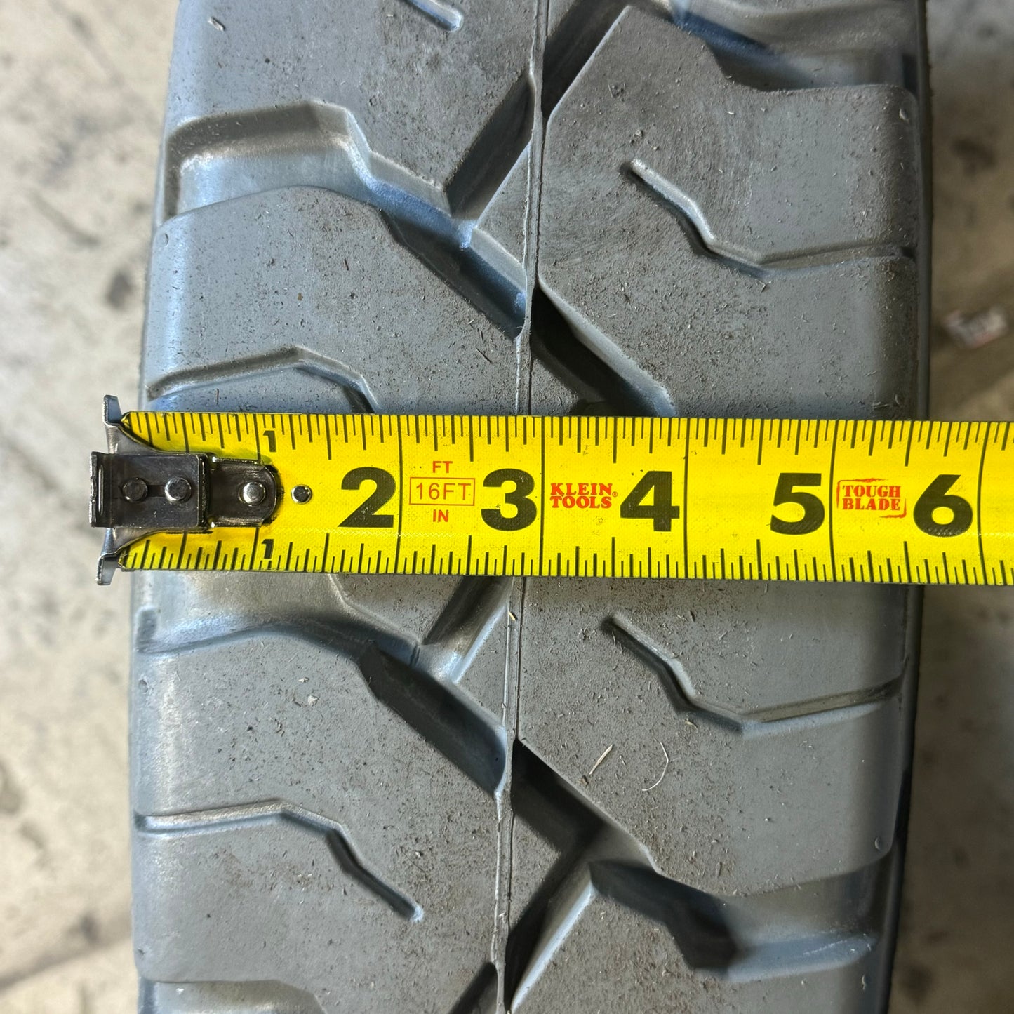 SOLIDEAL MAGNUM Forklift Tire (2 Pack) Sz 25 x 7-12/5.00 Grey 9.1064.13611