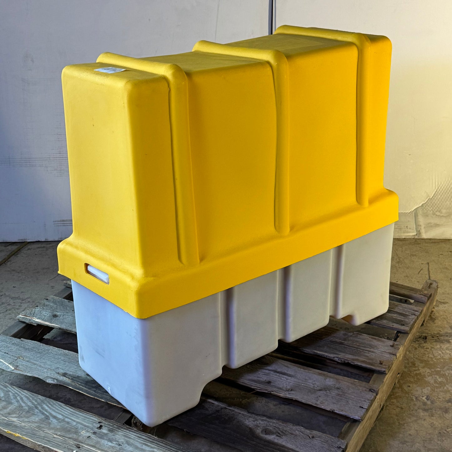 VESTIL Three Phase Asynchronous Motor For Loading Docks 6.5HP Capacity 6000 Lbs 208/230V 32"L x 13"W x 28"H Black & White N184T-4A