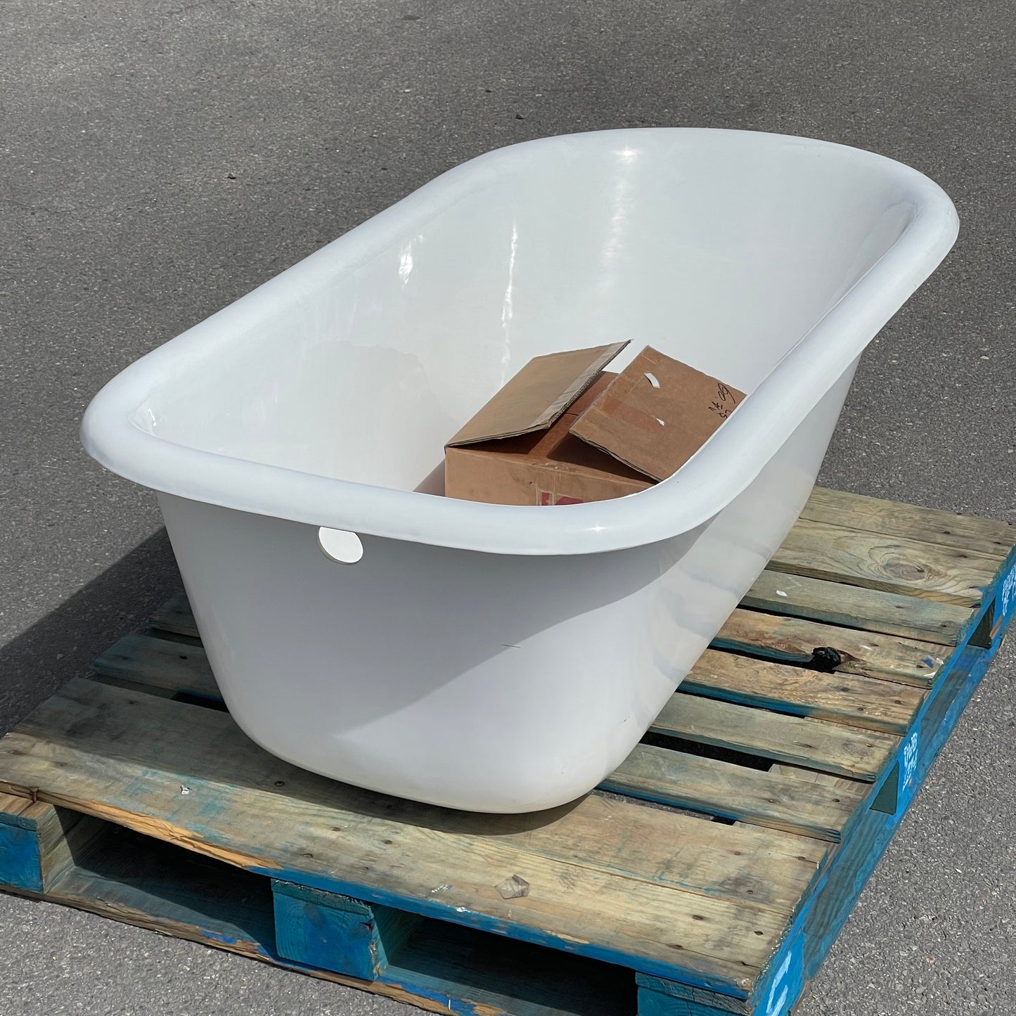 ZA@ Pallet of MIXED Freestanding Clawfoot Bathtub 60”x29”x18” (AS-IS)