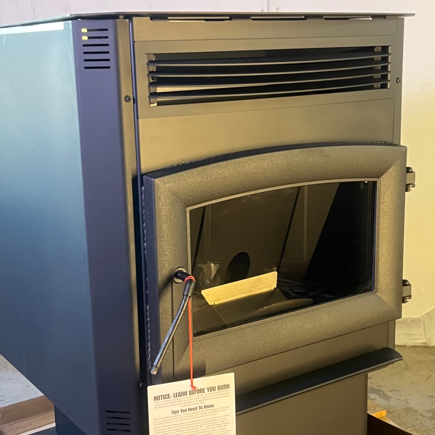 ZA@ Pallet of STOVE COMPANY 2200 sq. ft. Pedestal Pallet Stove 90 Lbs, Hopper Wi-fi US5517-W