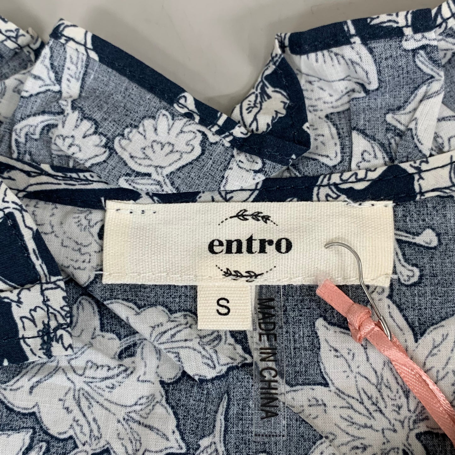 ENTRO Floral Pattern Ruffle Blouse Women's Sz S Navy/White T25612