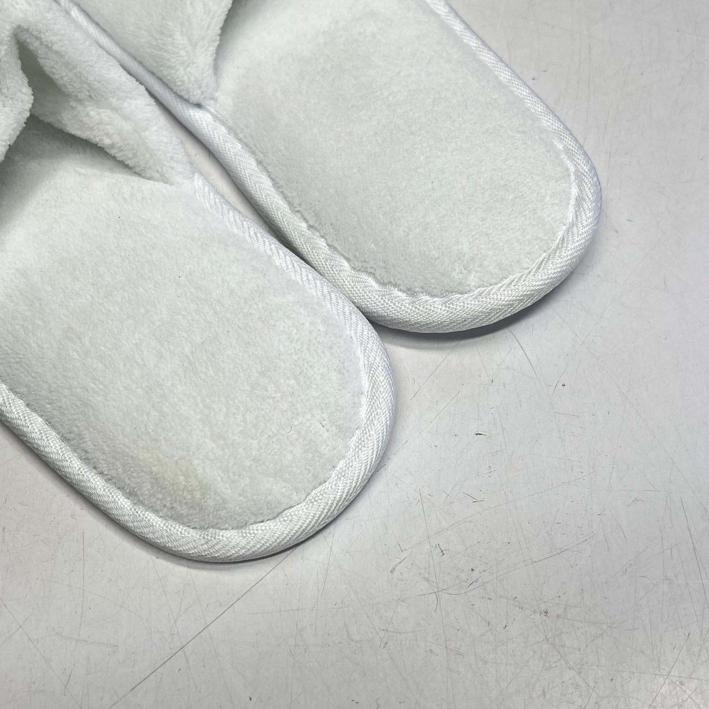 TRUMP STORE Embroidered Spa Slippers Men's Sz 12 Women's Sz 14  White/Silver