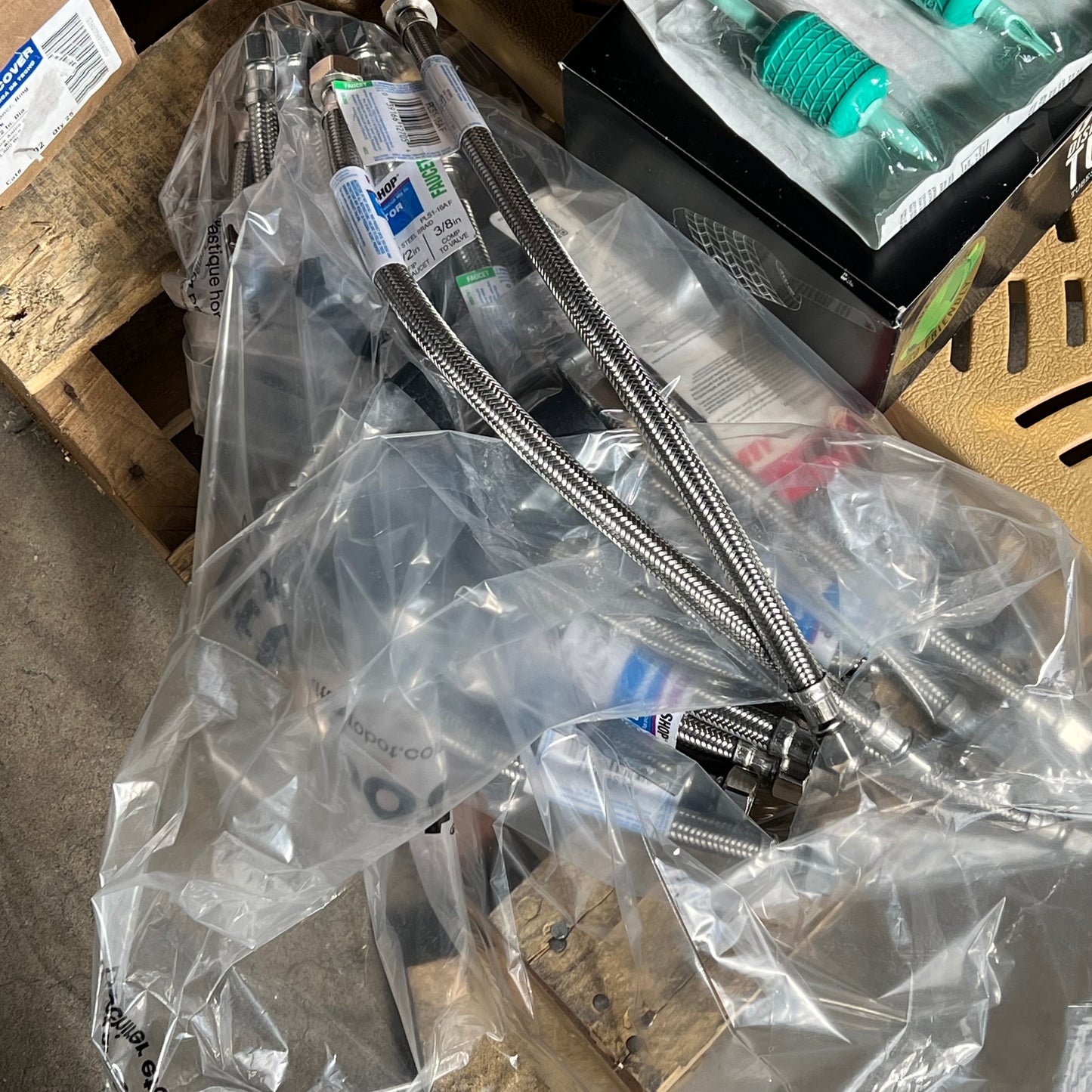 ZA@ Pallet of MIXED Plumbing Hardware, O-rings, Tattoo Tubes, Pool Step, Toilet Seats & More!!!! (AS-IS)