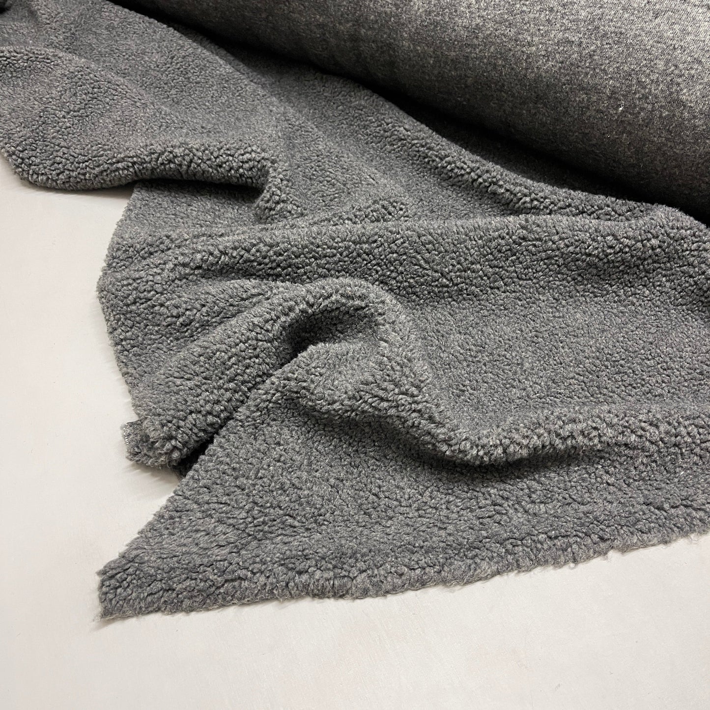 Z@ 28 YARDS of FLEECE! YAW LIAMY Large Roll of Fleece Fabric / Material 60” W Sheepskin Grey (New) M