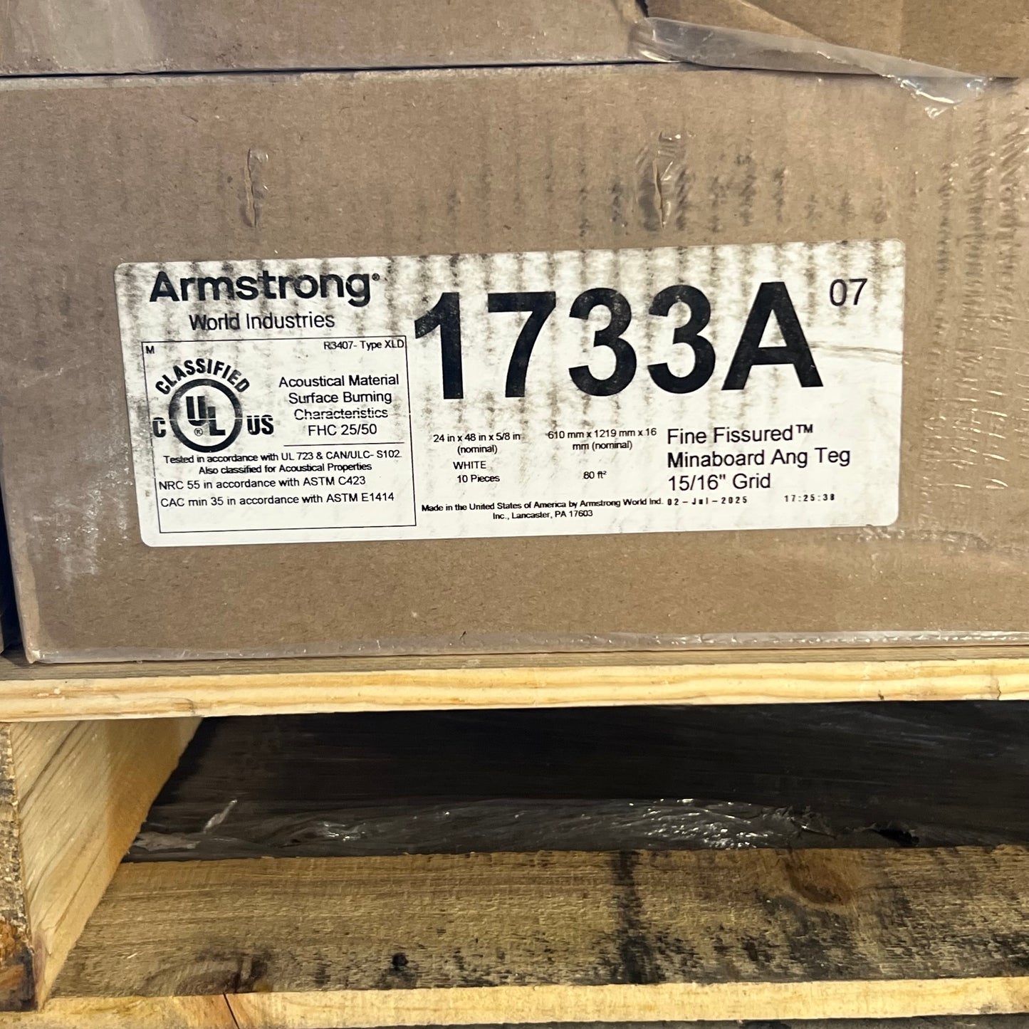 ZA@ Pallet of ARMSTRONG Ceiling Tile, Fine Fissured Angled Tegular Sz 24" x 48" x 5/8" 1733A (AS-IS, Damage)