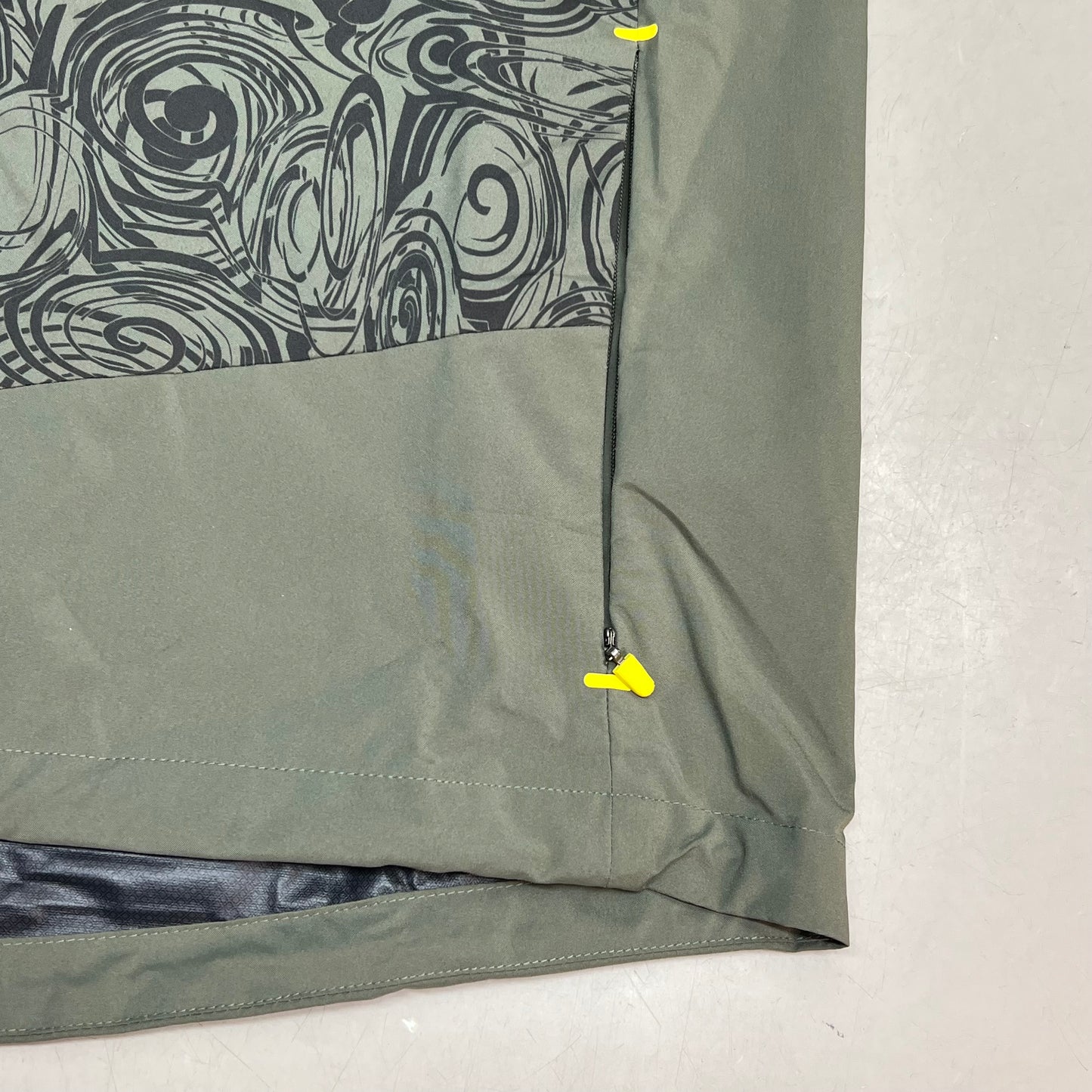 BMW Waterproof Lightweight Active Jacket Full Zip Mens Sz M Olive Scribble Print