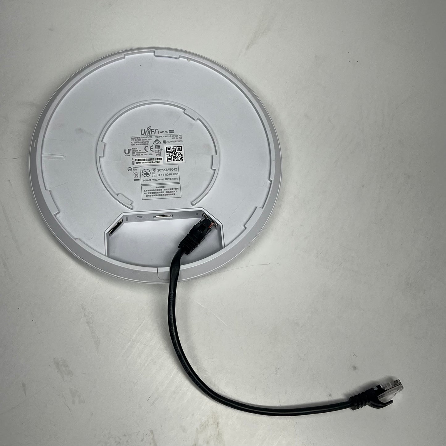 UBIQUITI NETWORKS Unifi Reliable Wi-fi Dual Gigabit Ethernet UAP-AC-PRO (Used)