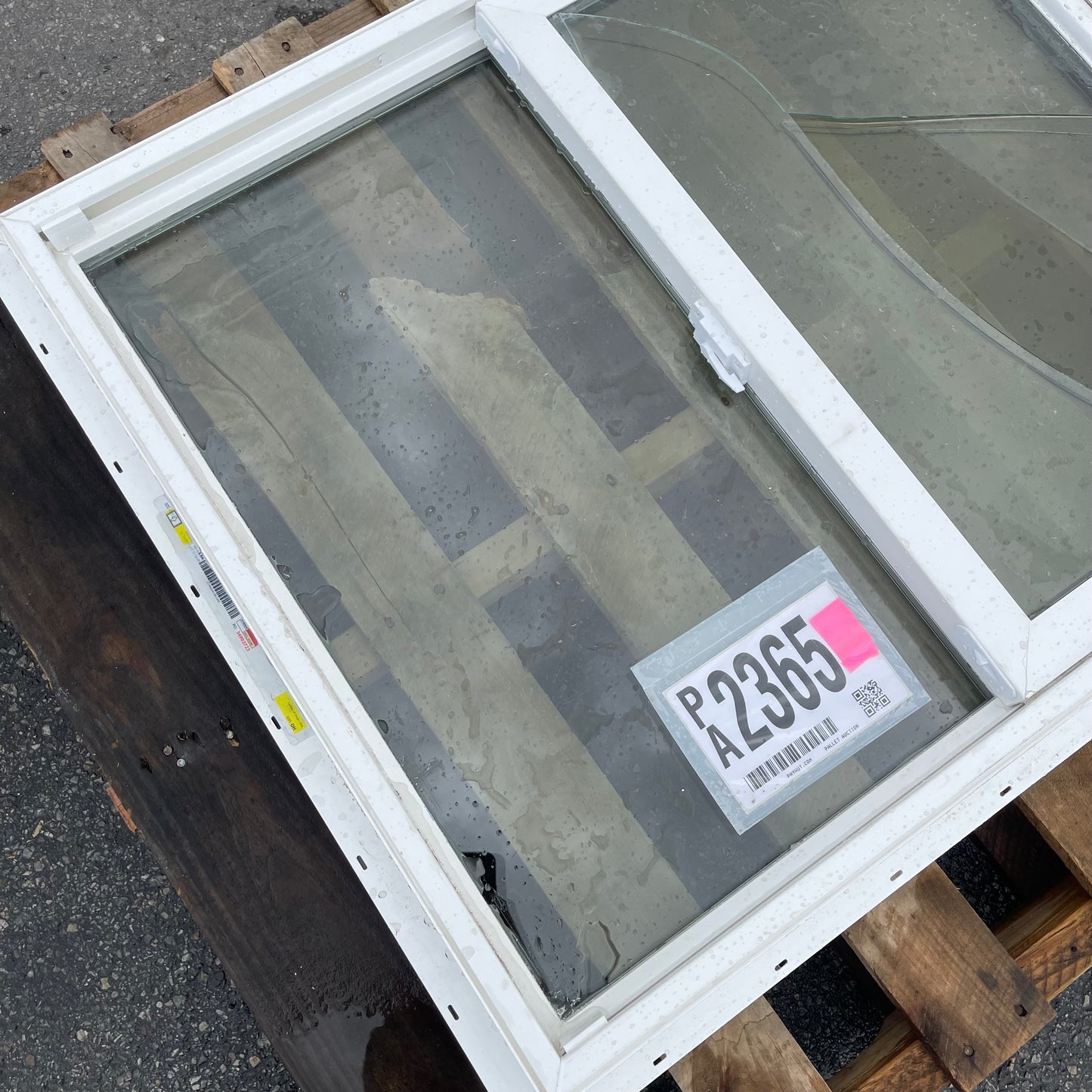 ZA@ Pallet of JELD-WEN Sliding Window w/ Screen 30”x37” (AS-IS, Broken Panel)