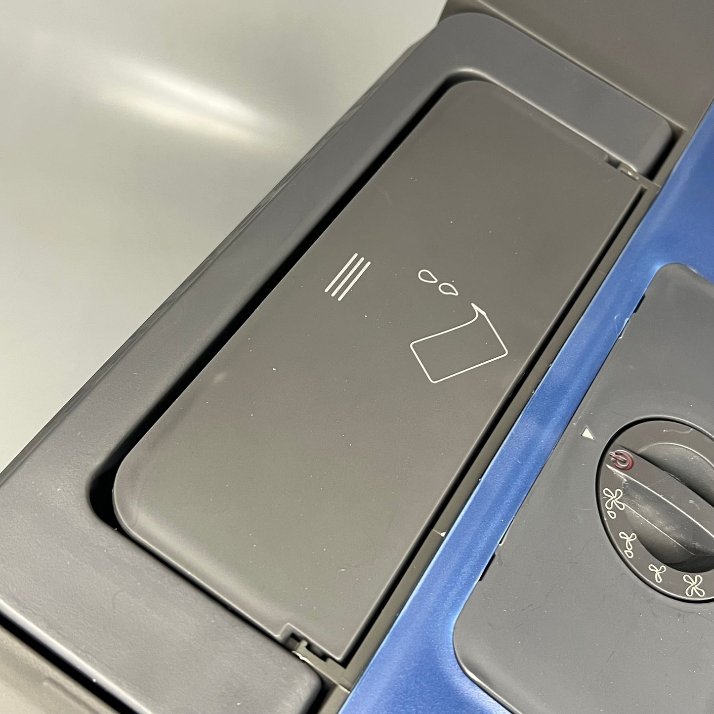 HESSAIRE Portable Evaporative Cooler 1,300 CFM Airflow 500 sq ft Cooling M100-B