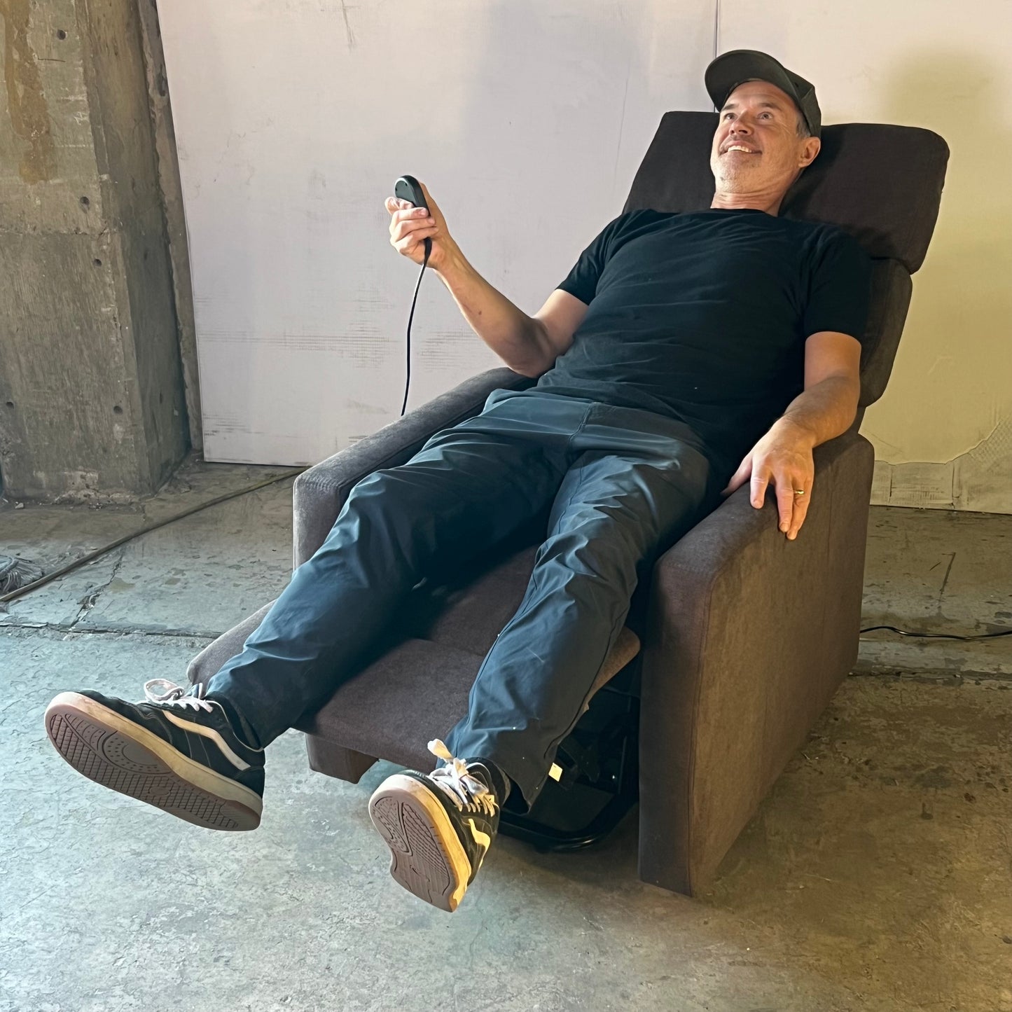 VIVALIFT POWER RECLINERS Lift Chair 27"L x 27"W x 46"H Brown