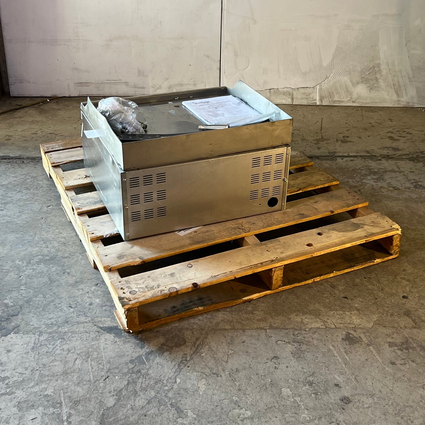 GARLAND Electric Commercial Range Sz 24"W x 24"L x 14"H, ED-24G (New w/ Damage, One Leg Missing)