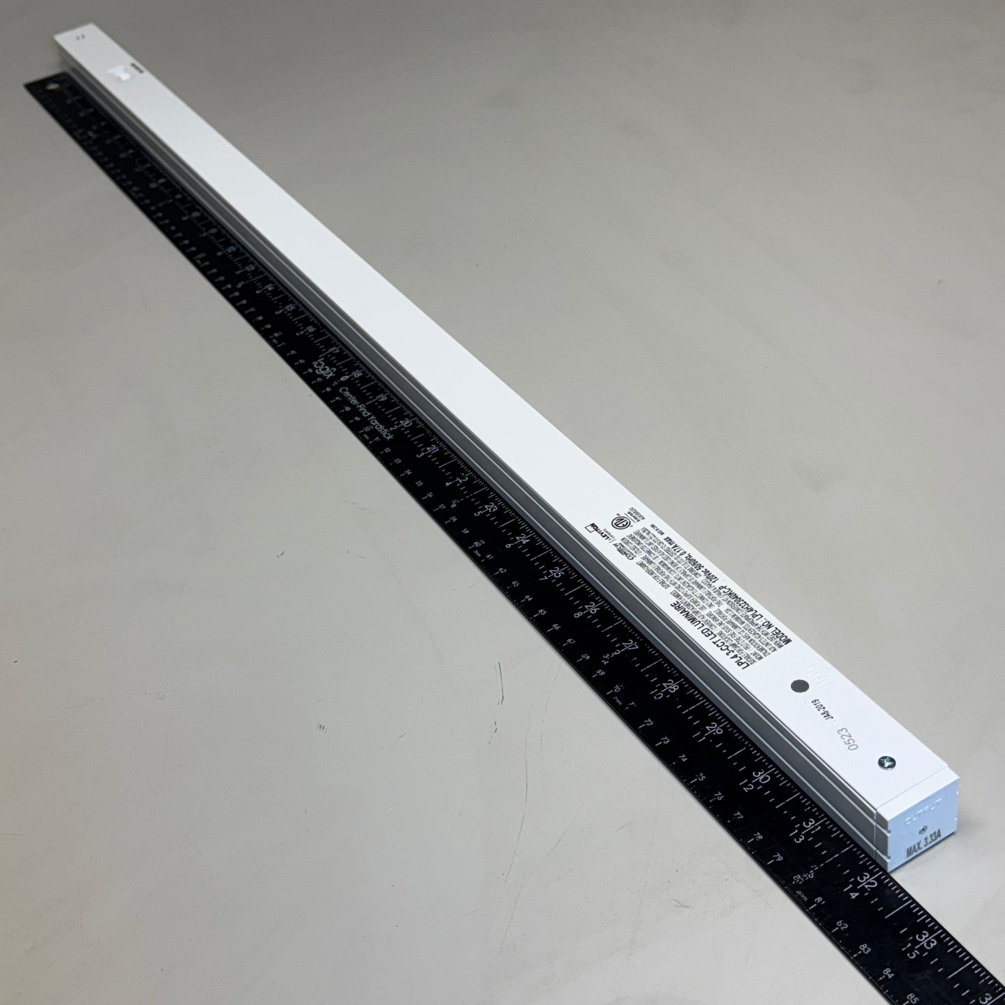 LEVITON 32” Ho 30K-35K-40K Linear LED Light Sz 32” L x 1” W LPL4H323040KC-P