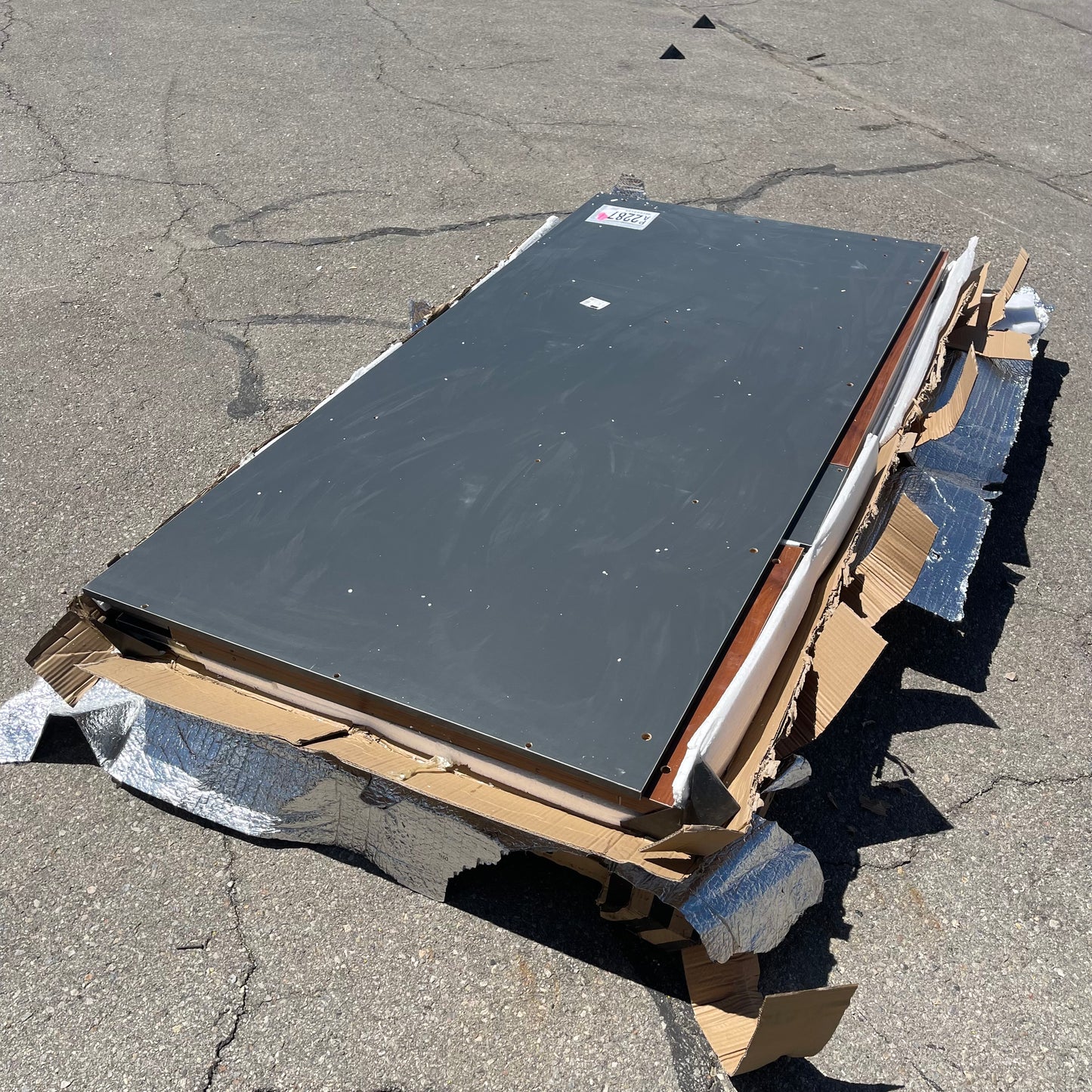 ZA@ Pallet of MIXED Unassembled Office Desk, Glass Panels, & Rubber Mats (AS-IS)