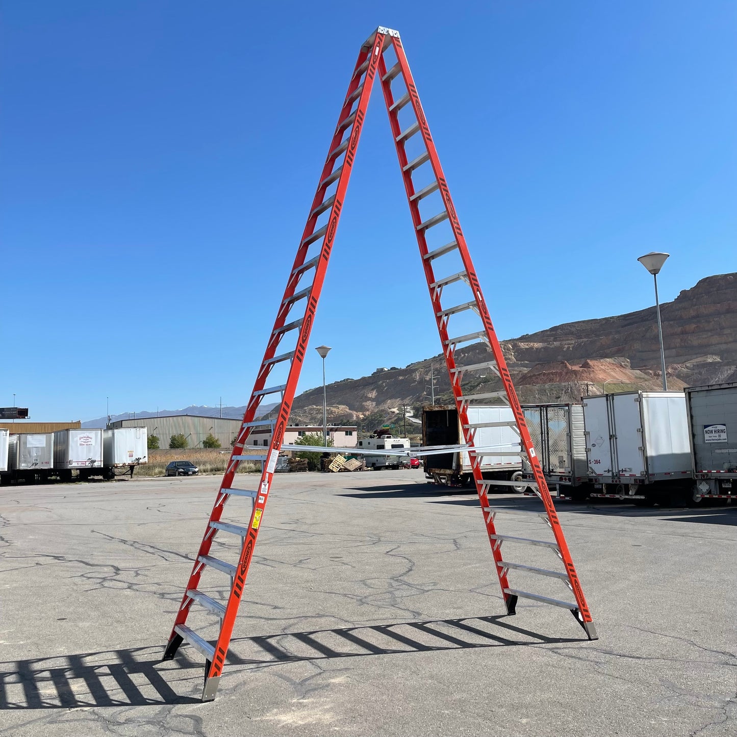 Z@ WERNER Fiberglass Twin Ladder 20 ft, 300 lbs cap Orange T7420
