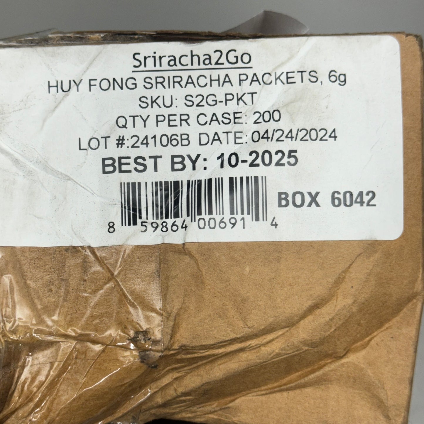 HUY FONG FOOD INC 200PK Sriracha Packets 6g  3”Lx1 1/8”W Plastic Bag White/Red Bag BB: 10/25 (Damaged Box)