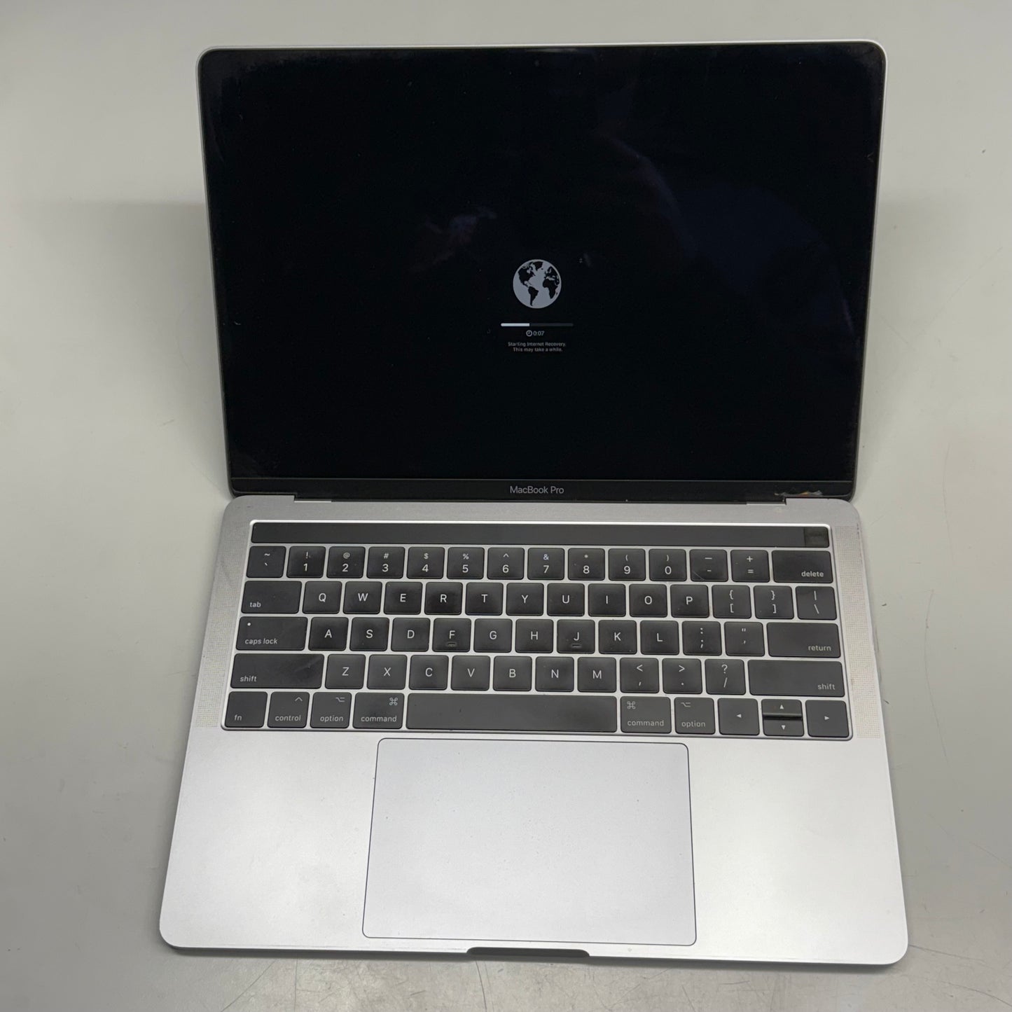 ZA@ APPLE Macbook pro 13" laptop (Small Screen Crack, AS-IS)