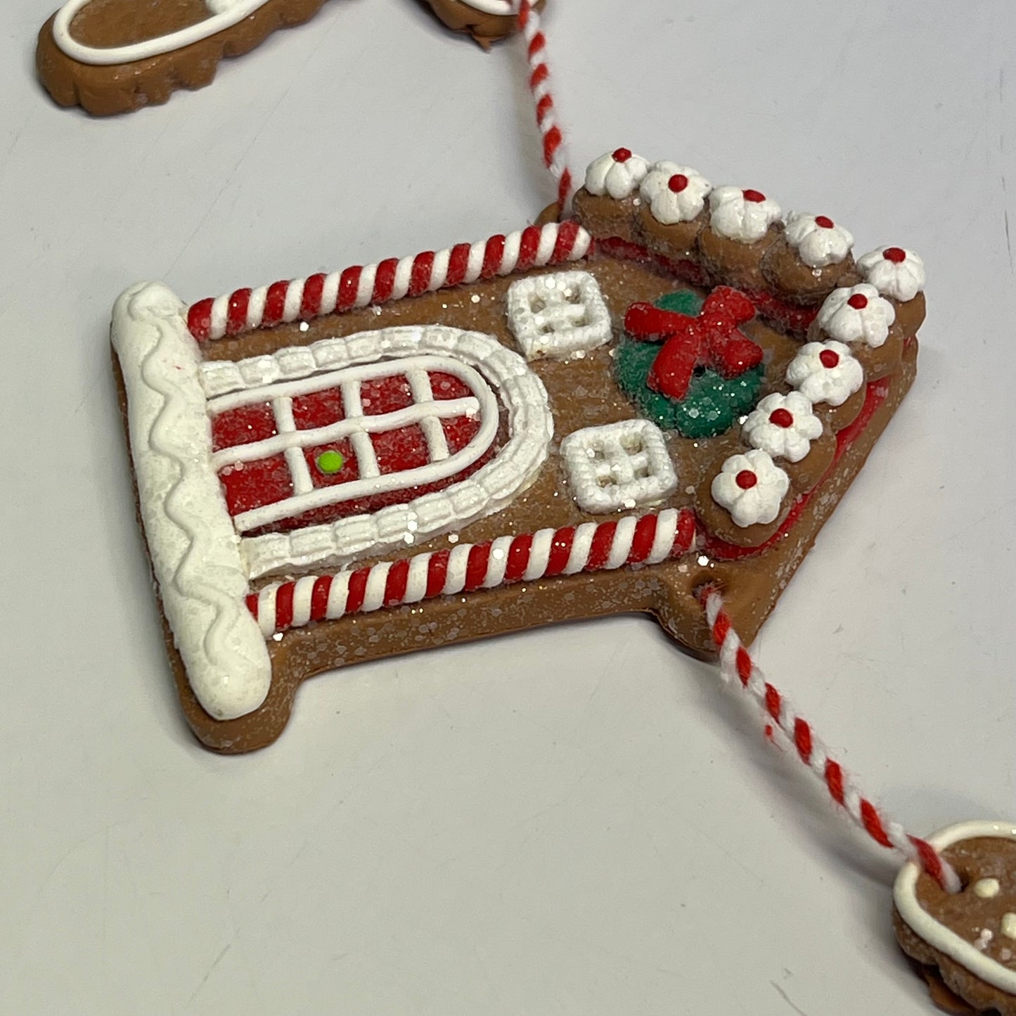 GERSON Clay Gingerbread & Houses Garland 24" L Brown/White/Red 2497210