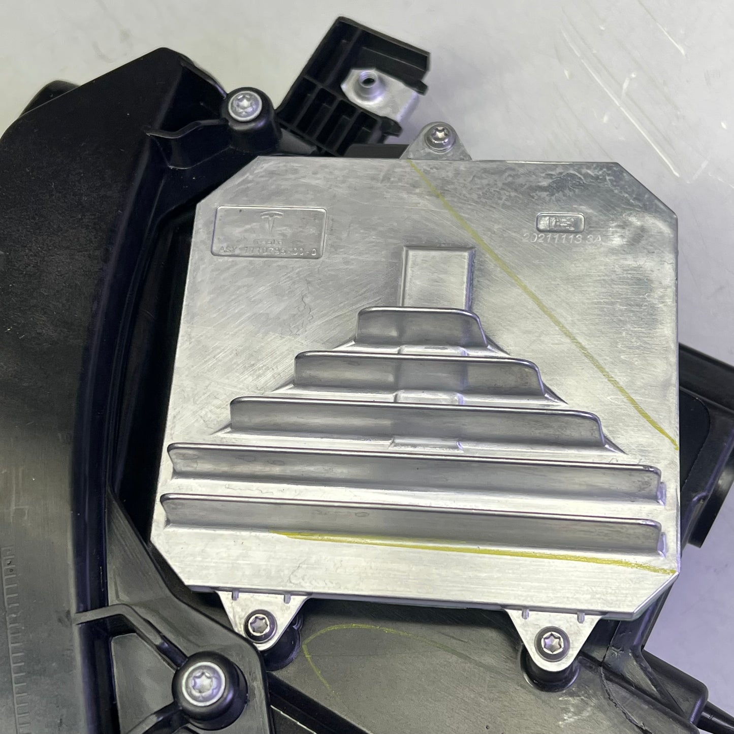 TESLA Genuine OEM RIGHT Headlight Assembly For 2027-2020 Tesla 1077372-00-L