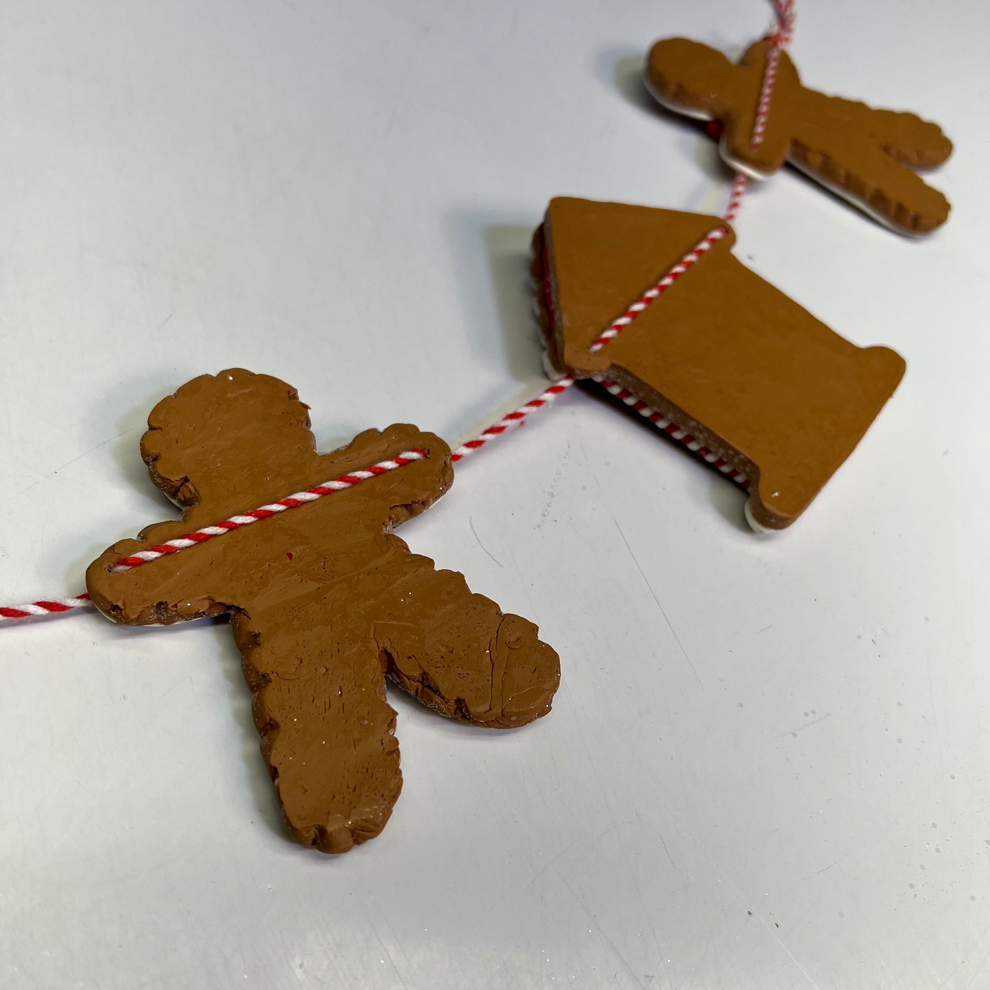 GERSON Clay Gingerbread & Houses Garland 24" L Brown/White/Red 2497210