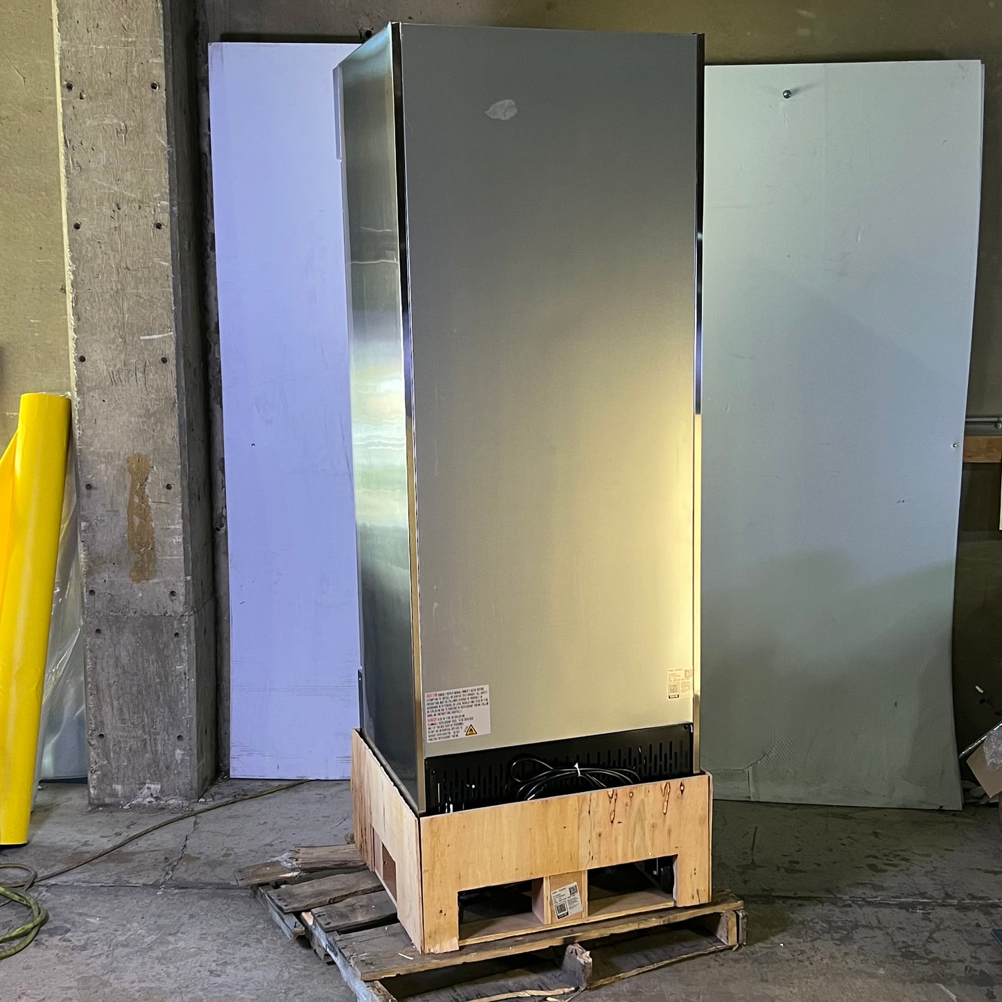 Z@ AVANTCO Solid Door Reach Refrigerator 115V 304 SS 30 3/8x27 3/8x84 1/2 178A19RHC (As-is)