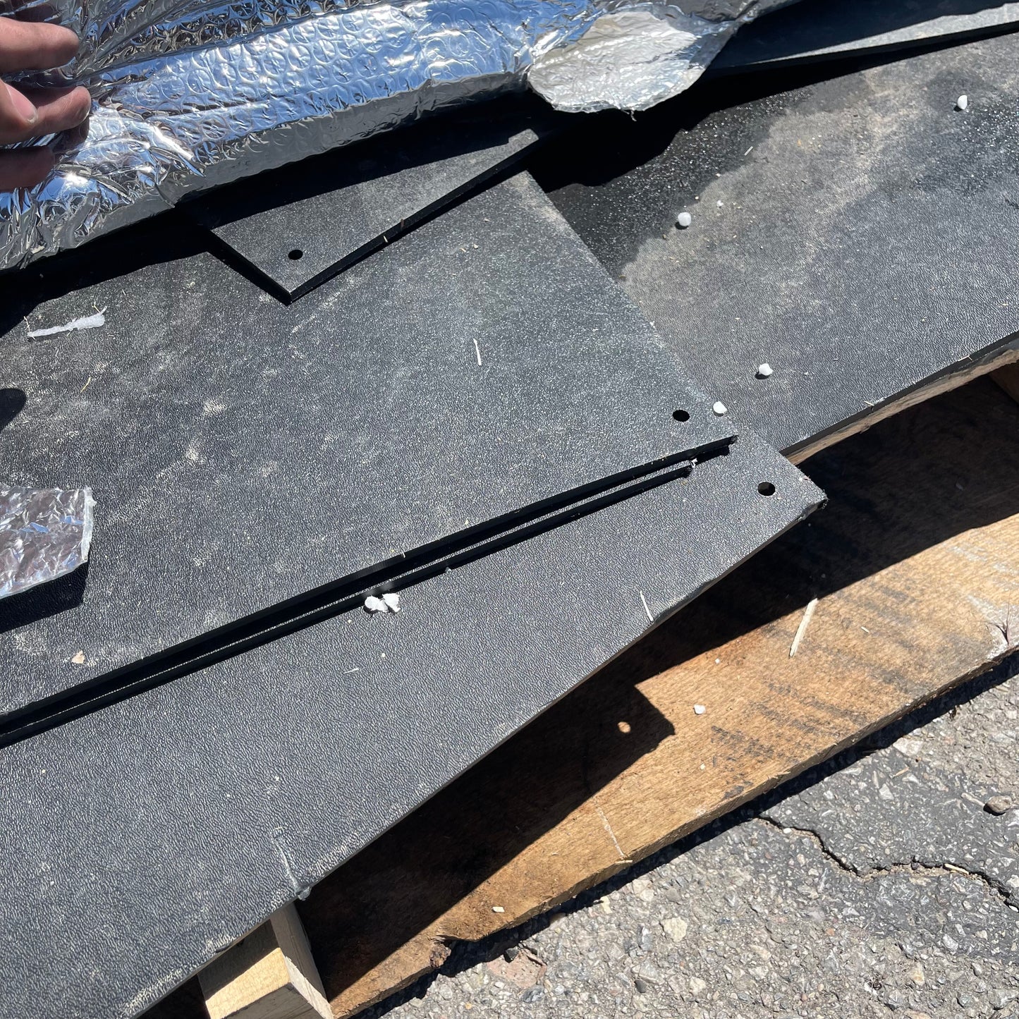 ZA@ Pallet of MIXED Unassembled Office Desk, Glass Panels, & Rubber Mats (AS-IS)