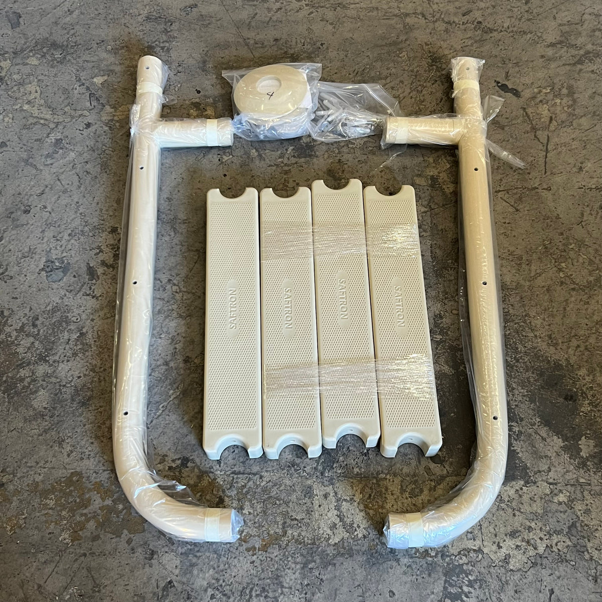 SAFTRON Pool Ladder Sz 35"L - Beige D326-SL4-B
