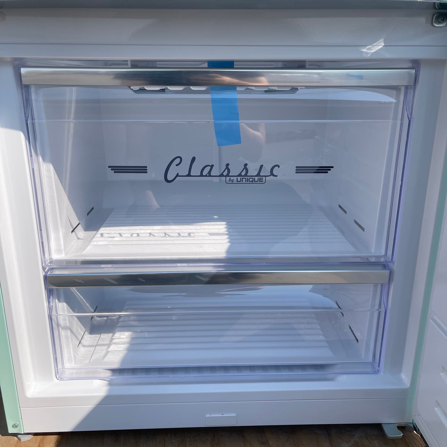 UNIQUE APPLIANCES Classic Series Bottom Mount Refrigerator 75"x29"x28" Ocean Mist UNQ-455L (Good)