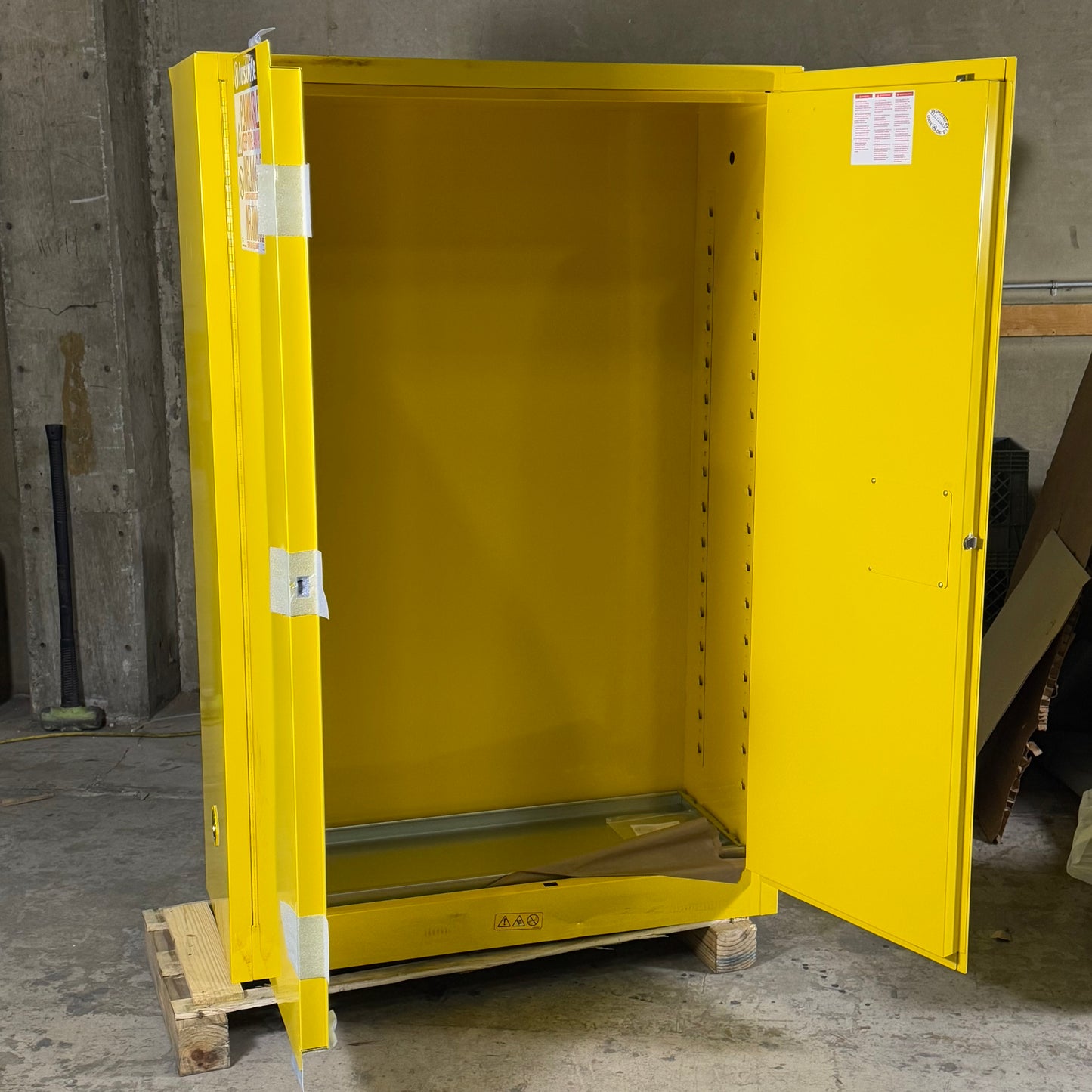 ZA@ JUSTRITE Sure-Grip EX Flammable Liquid Safety Storage Cabinet 45 Gal 18”Wx43”Lx65”H 894500 (AS-IS, Minor Damage)