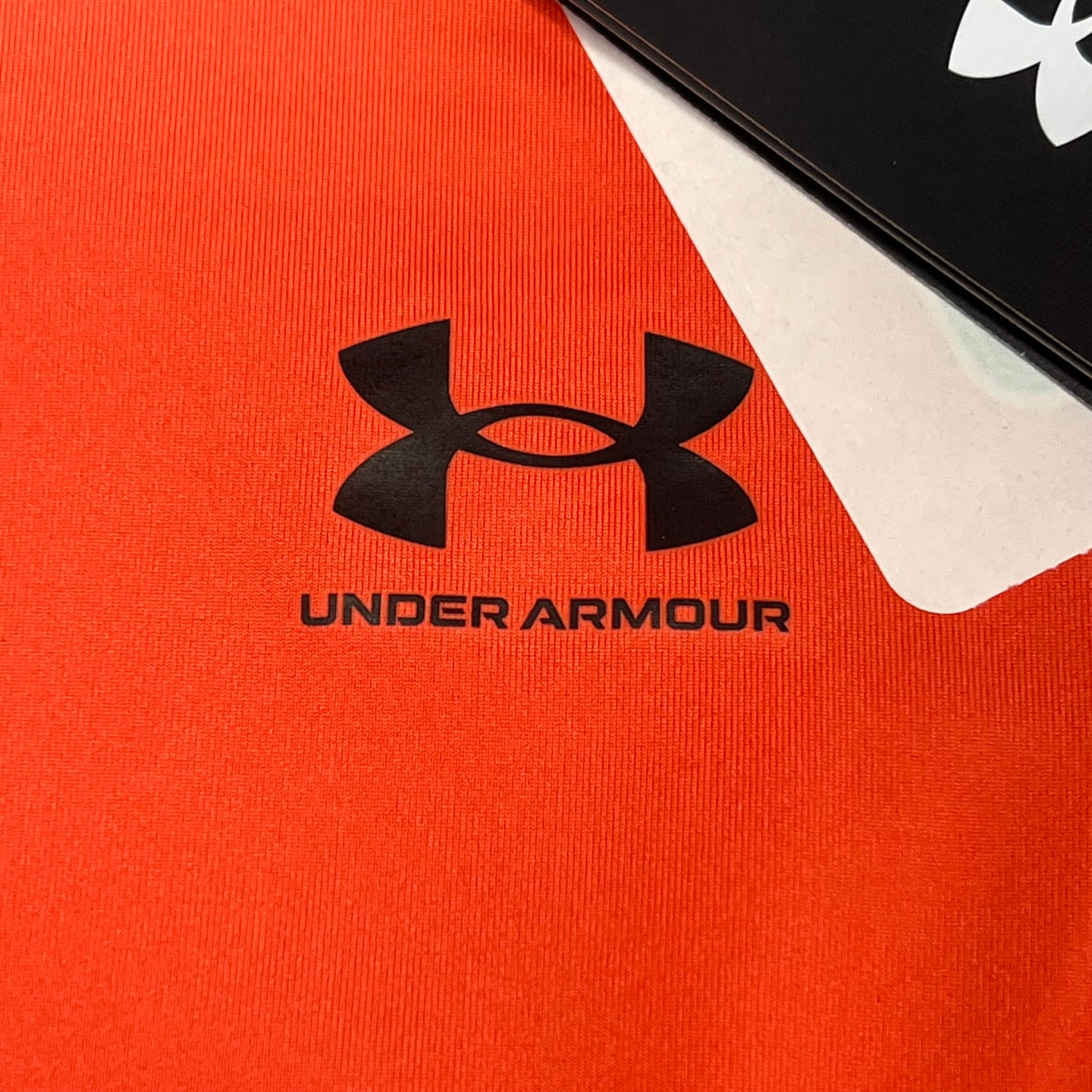 UNDER ARMOUR  Heat Gear Fabric Short Sleeve Shirt Boys Sz J-M Venom Red 1361723