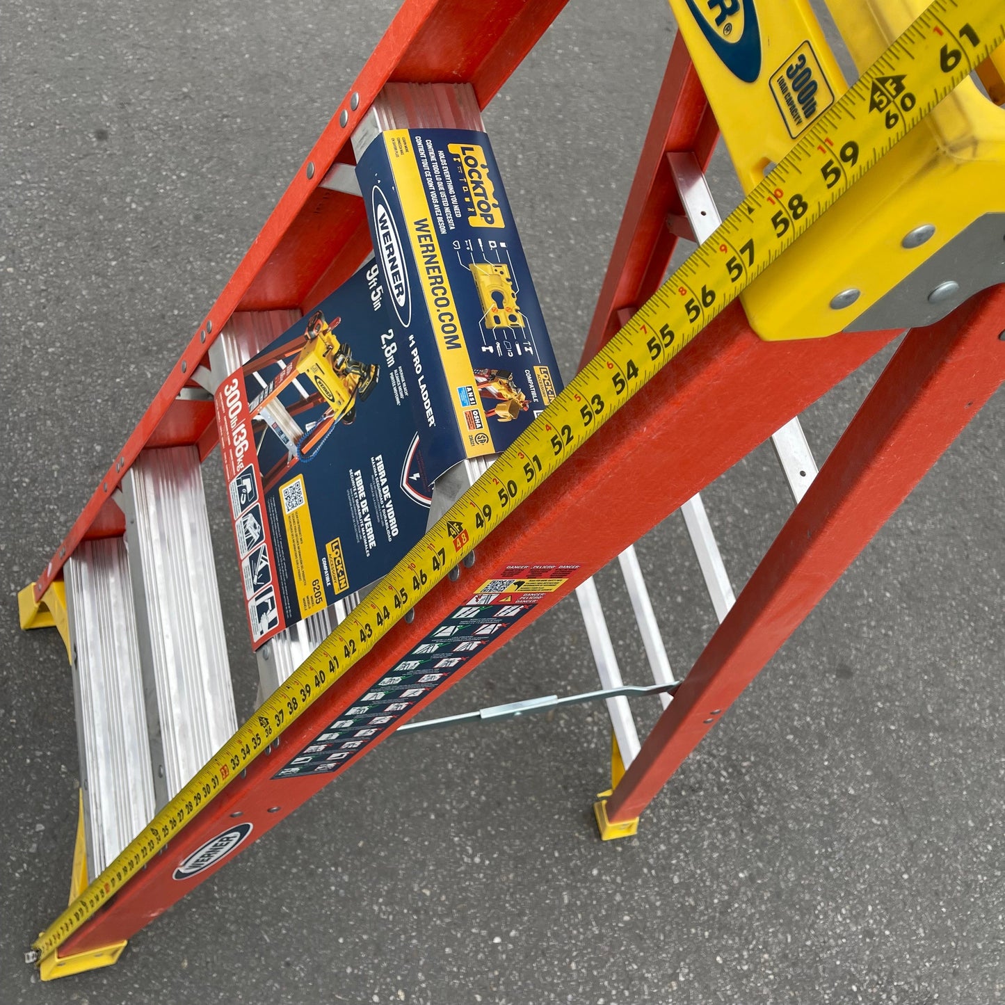 Z@ WERNER A-Frame Fiberglass Step Ladder 5' 300 lb Load Cap 6205 (As-Is)