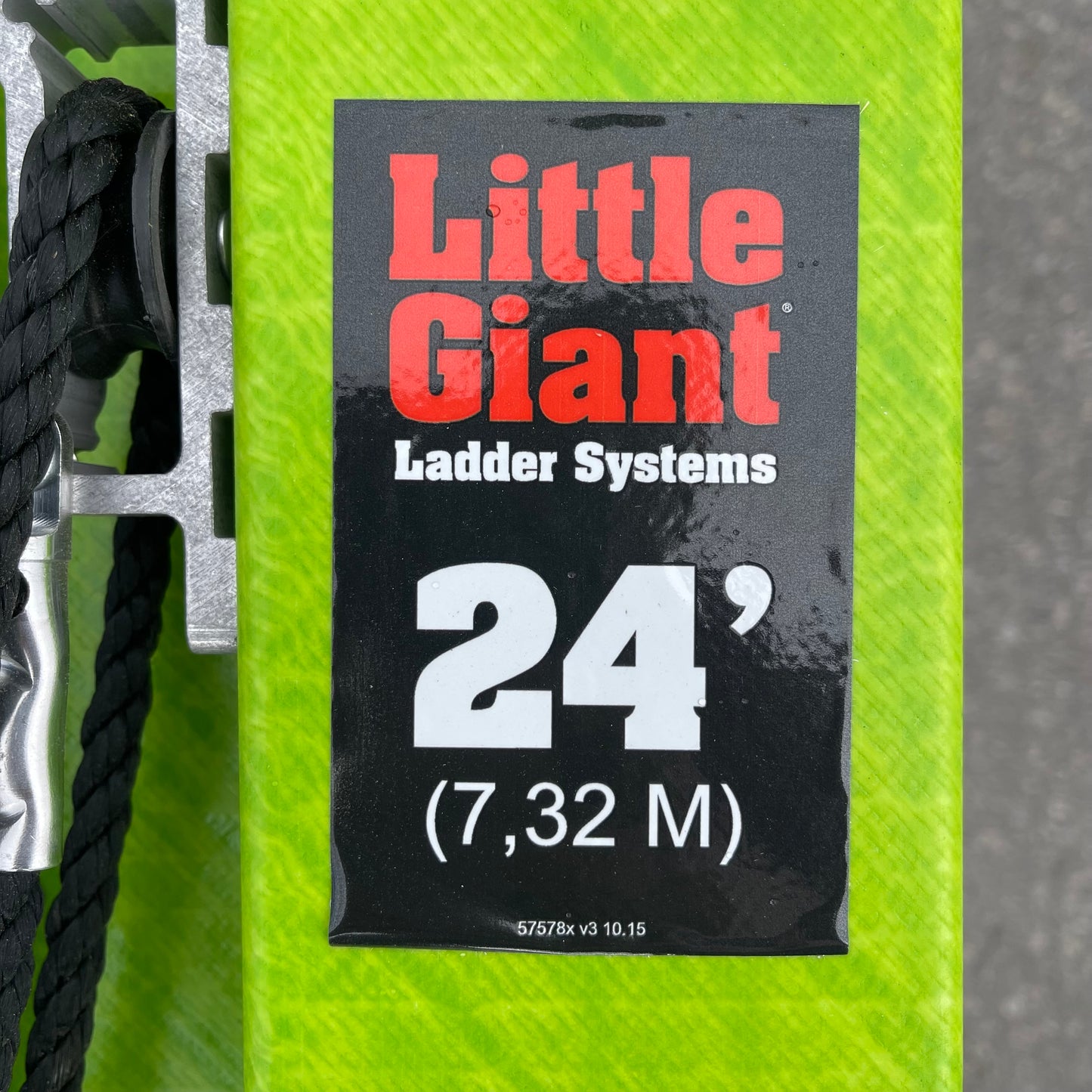Z@ LITTLE GIANT Hyperlite Fiberglass Extension Ladder 24' 300 lb Load Cap 18724-186 (As-Is)