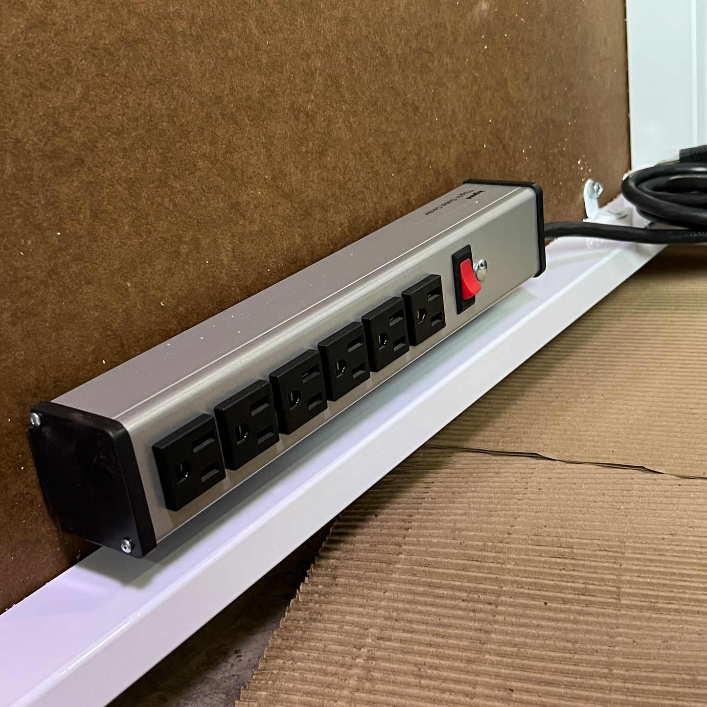 BENCH-TEK Table W/Power & Wheels Sz 36"L x 30"W x 34"H, White