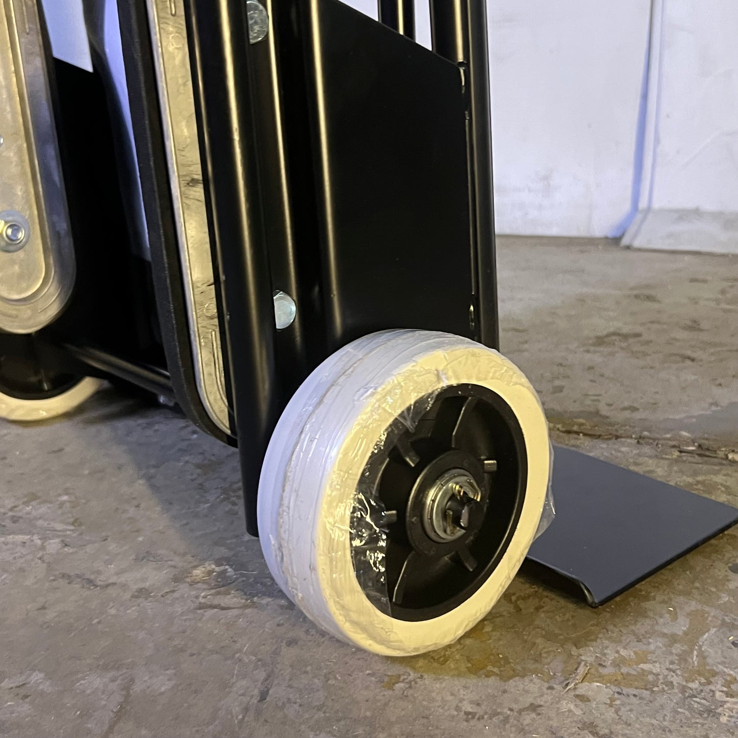 BRAVE Hand Truck 800 Lb. Sz 16"W x 6"L x 59"H Black GWG311052