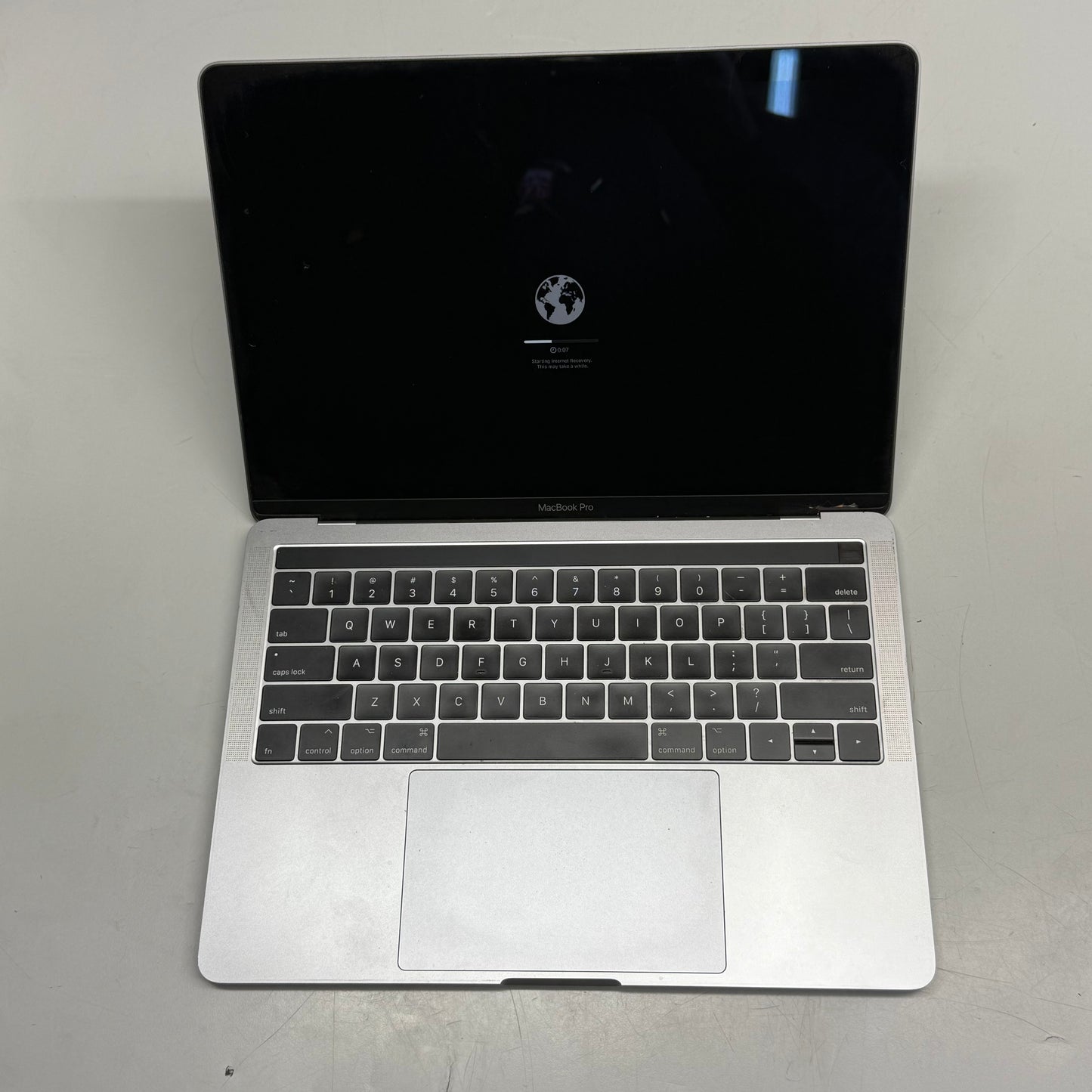 ZA@ APPLE Macbook pro 13" laptop (Small Screen Crack, AS-IS)