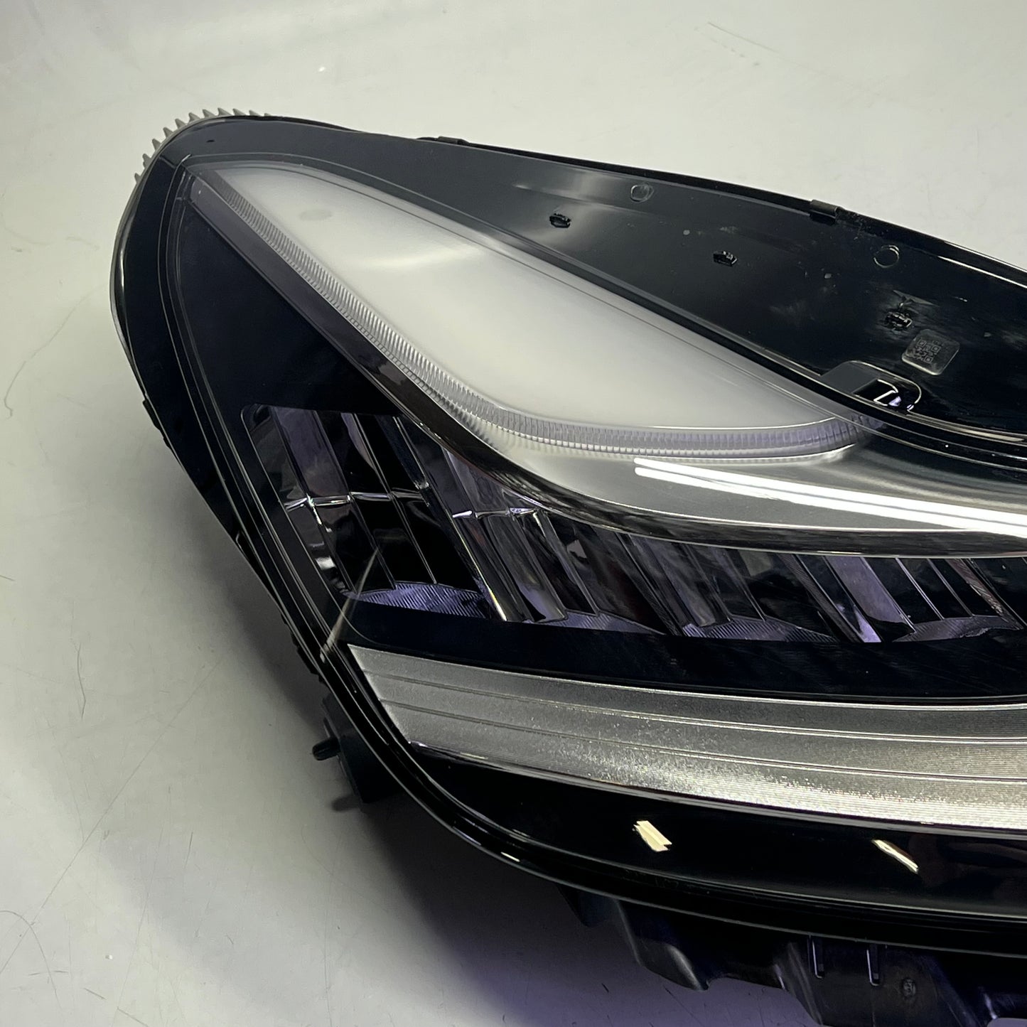 TESLA Genuine OEM RIGHT Headlight Assembly For 2027-2020 Tesla 1077372-00-L