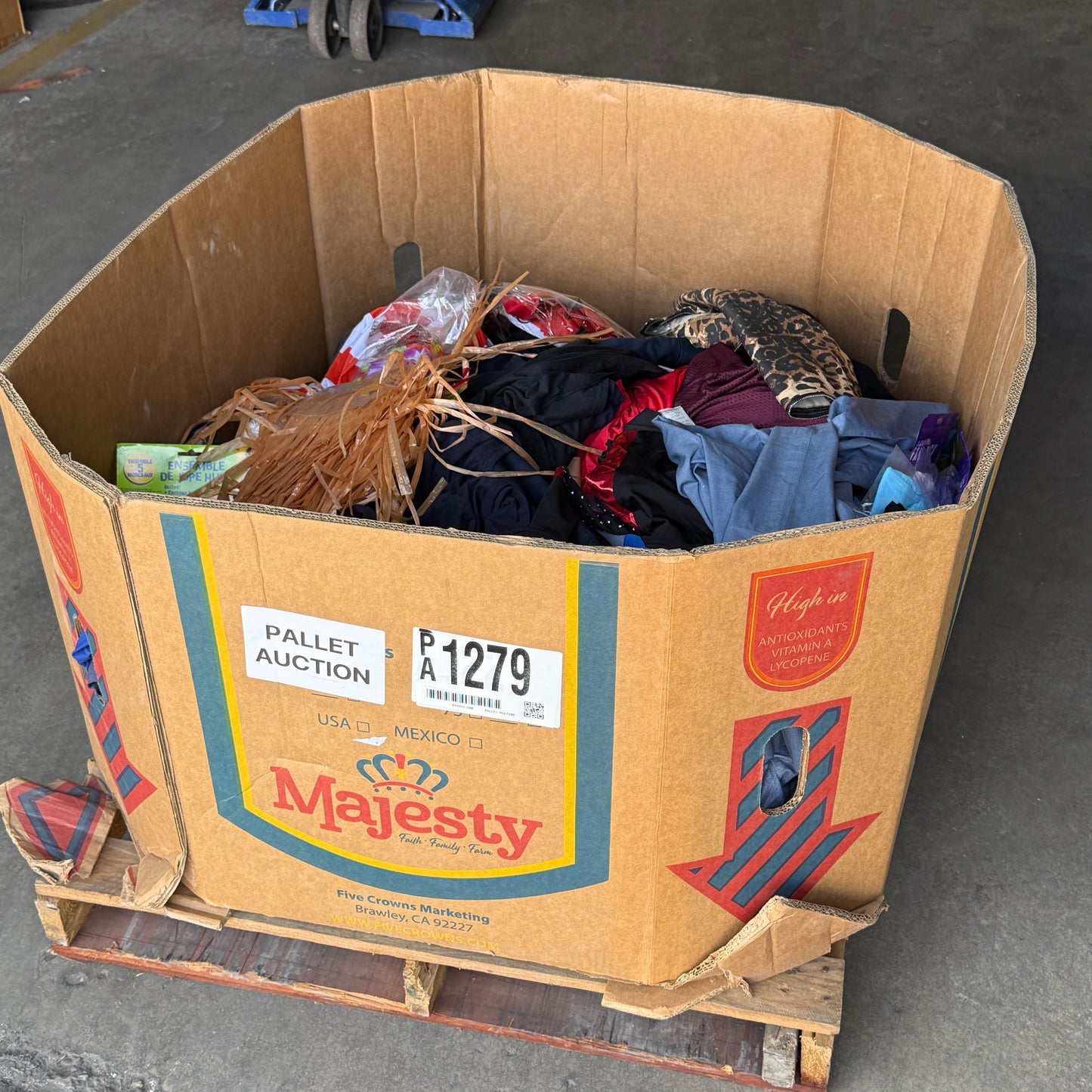 ZA@ Pallet of Men’s & Women’s Clothing! Includes Bonus Grass Skirt w/ Seashell Bra & Striped Pants! PayWut?!