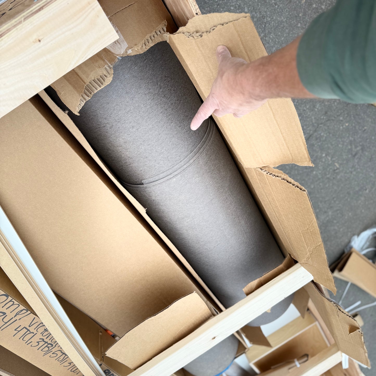 ZA@ Pallet of REBORN CABINETS Pressed Wood Cabinetry Parts Black, White (AS-IS)