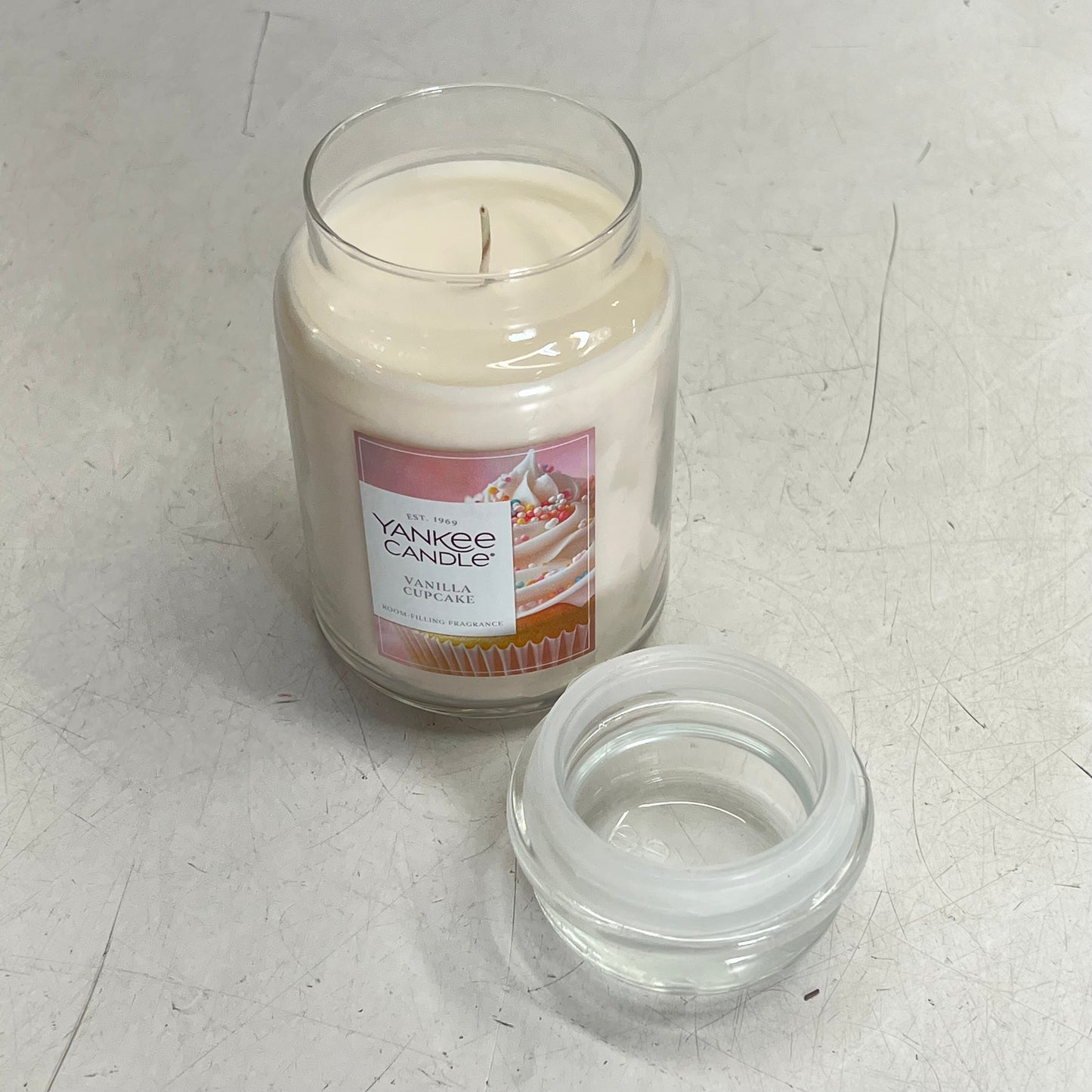 YANKEE CANDLE Single Wick Candle W/ Sealing Lid Vanilla Cupcake Scent 150hr 22oz